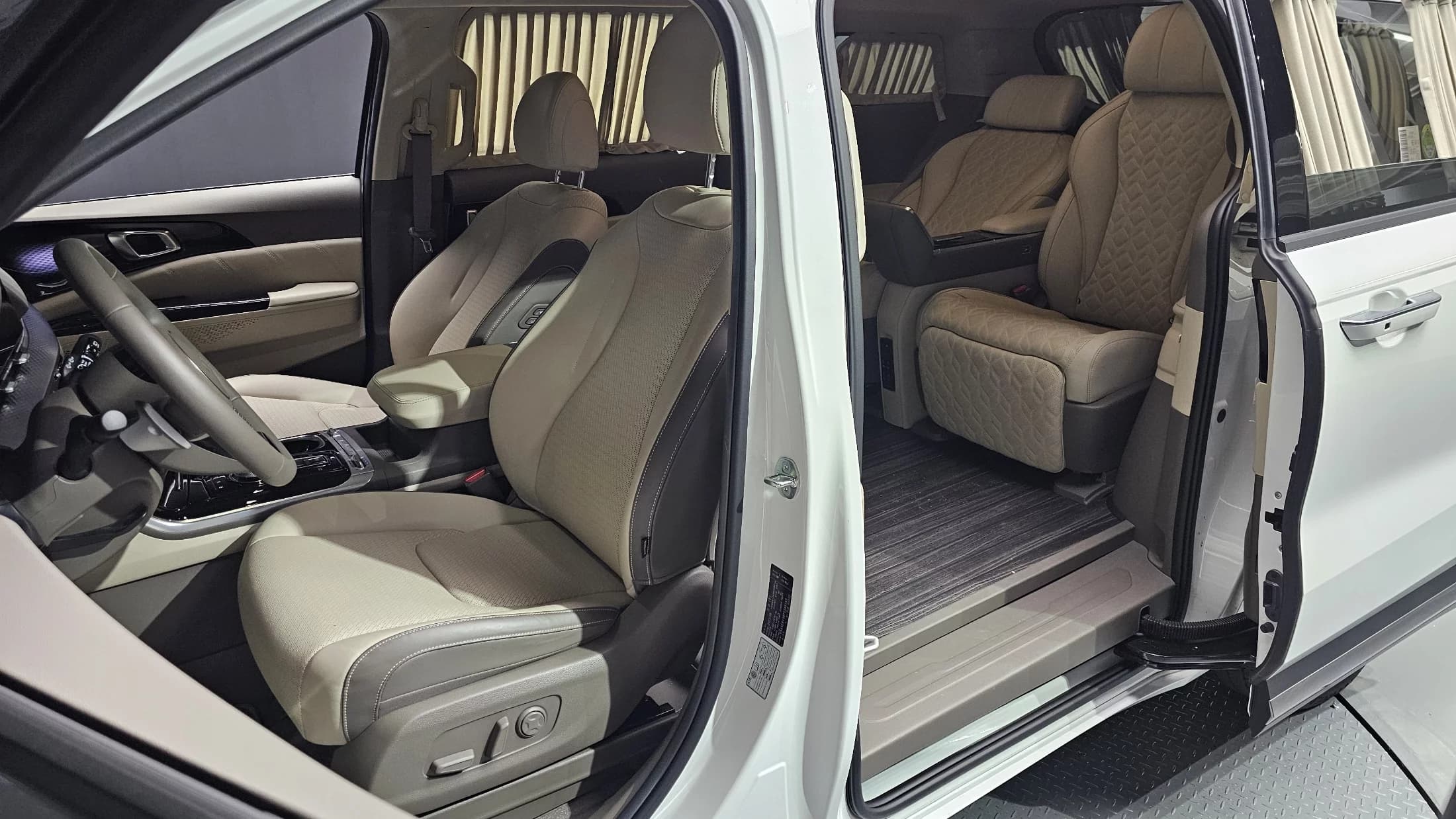 Kia Carnival Gasoline 4-Seater Hi-Limousine Signature, 2023 г. 16091 км. — фото 12