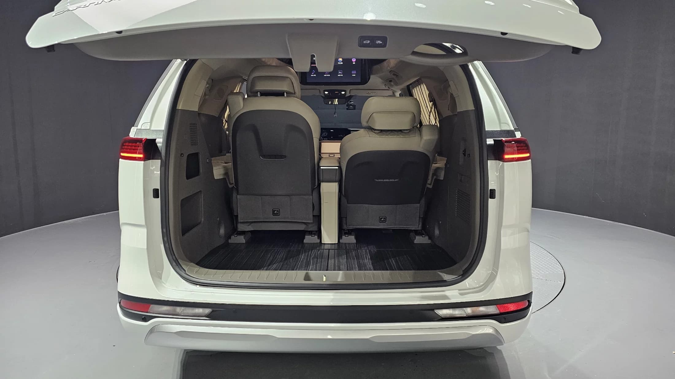 Kia Carnival Gasoline 4-Seater Hi-Limousine Signature, 2023 г. 16091 км. — фото 20