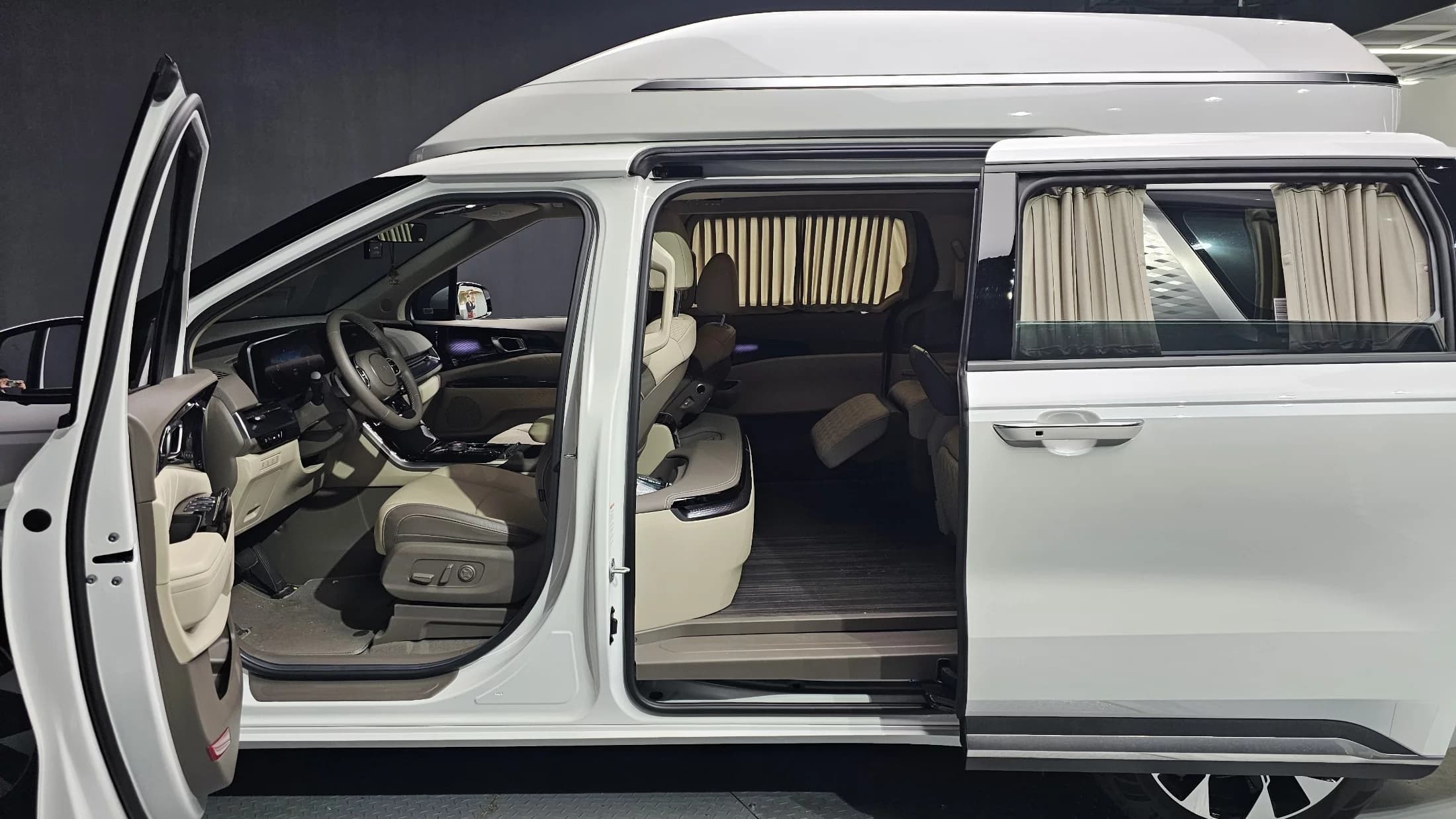 Kia Carnival Gasoline 4-Seater Hi-Limousine Signature, 2023 г. 16091 км. — фото 10