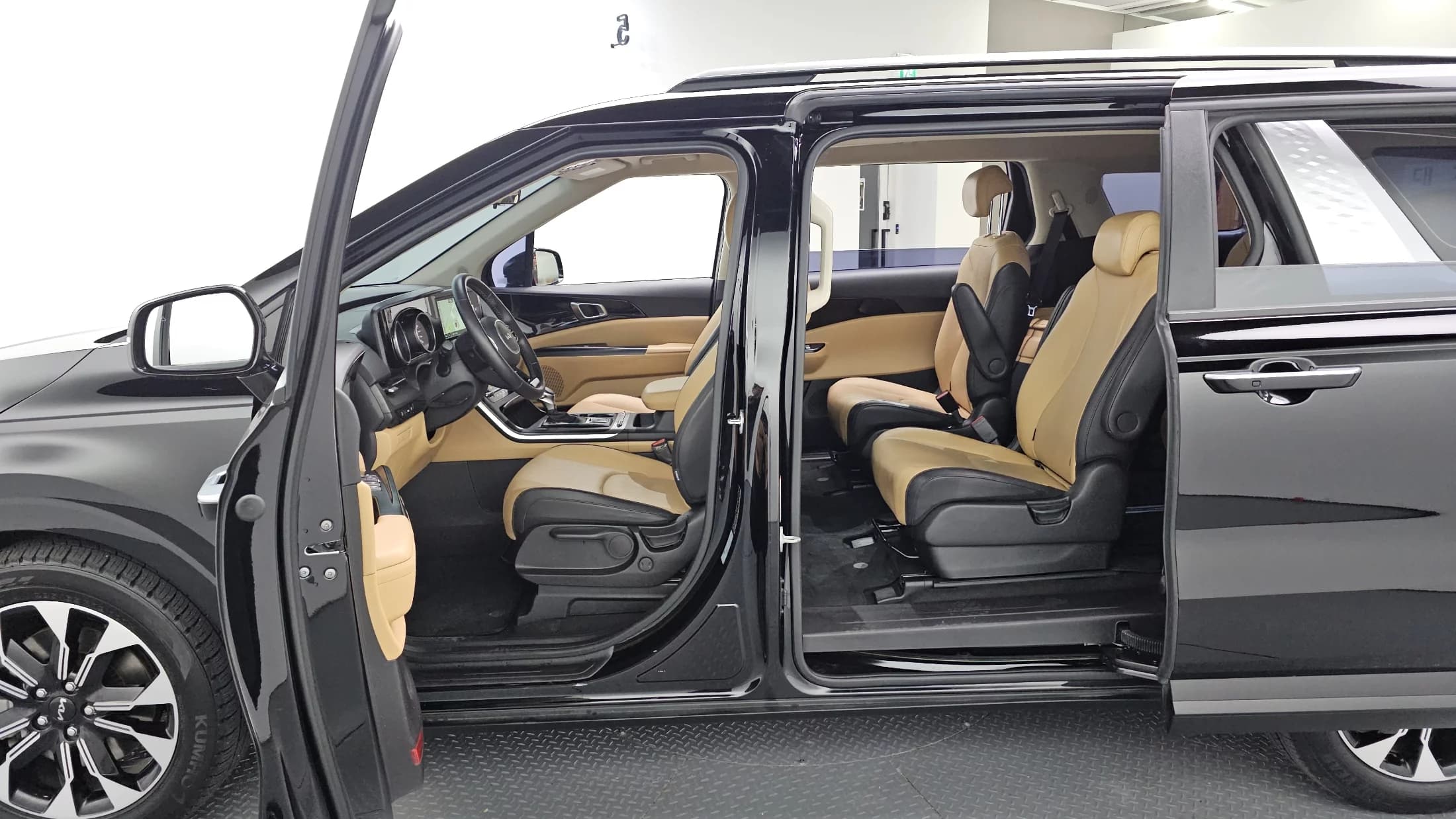 Kia Carnival 9-Seater Prestige, 2022 г. 33421 км. — фото 10