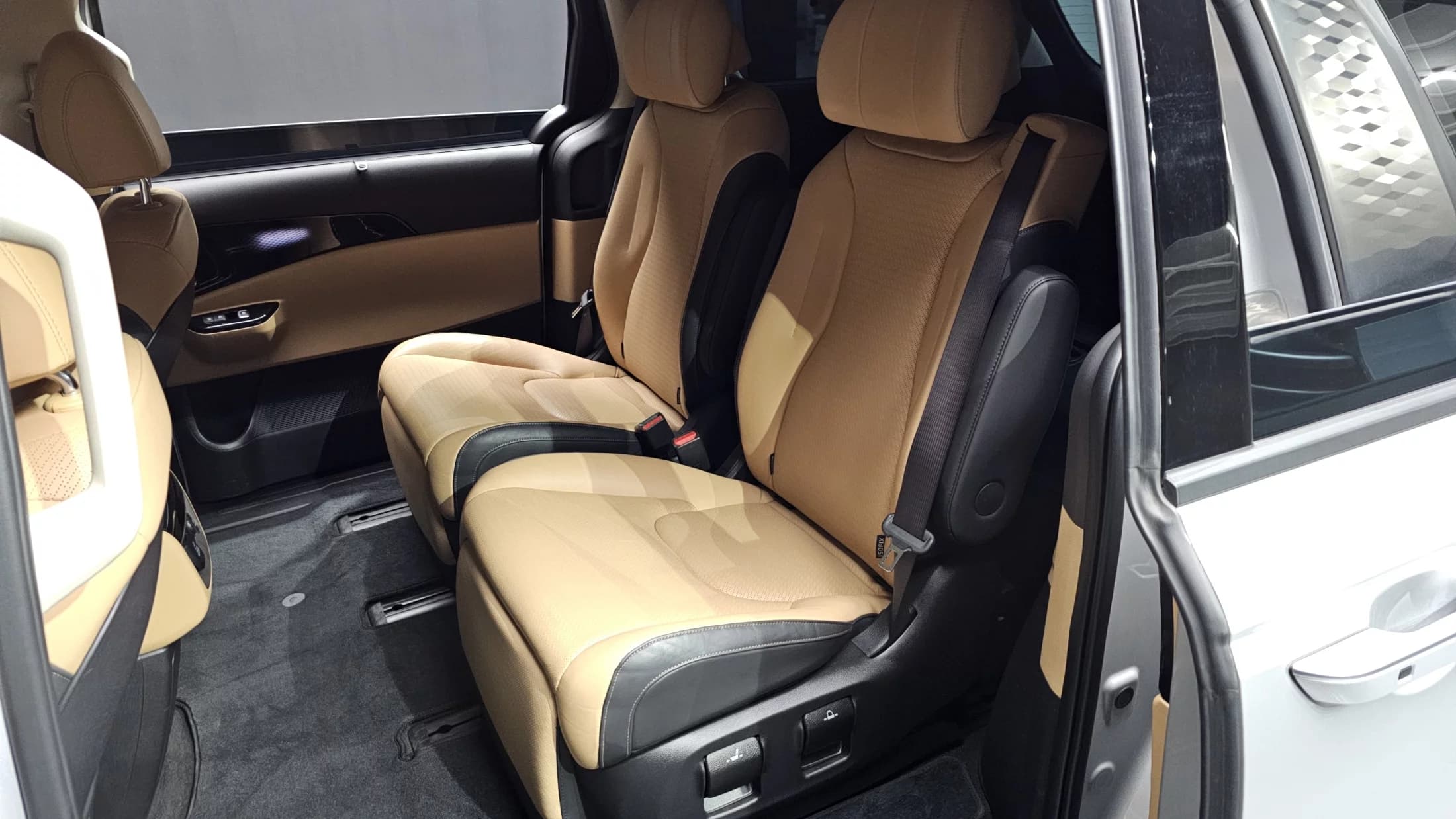 Kia Carnival 7-Seater Signature, 2022 г. 78703 км. — фото 11
