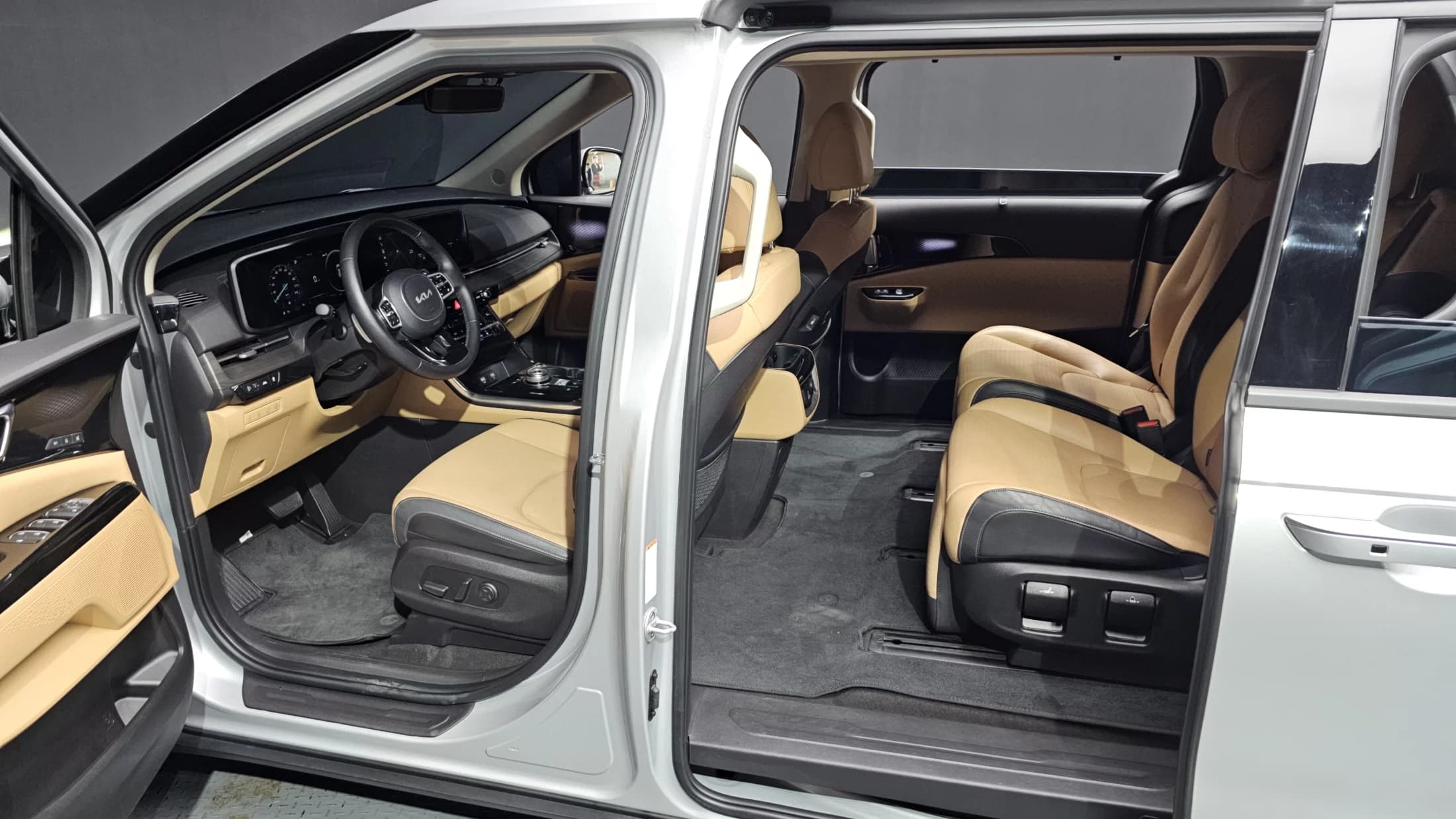 Kia Carnival 7-Seater Signature, 2022 г. 78703 км. — фото 10