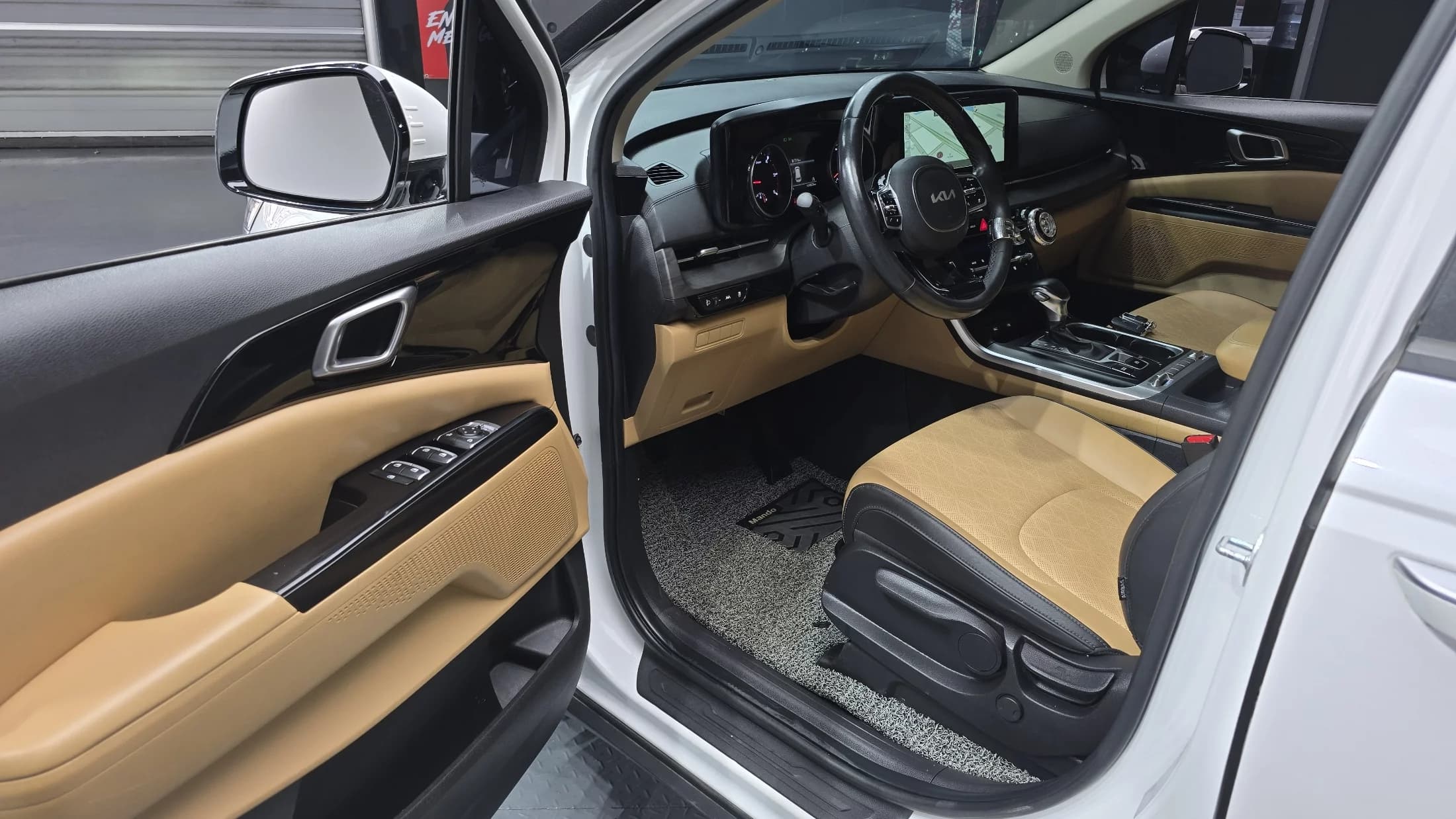Kia Carnival 9-Seater Prestige, 2021 г. 104152 км. — фото 11