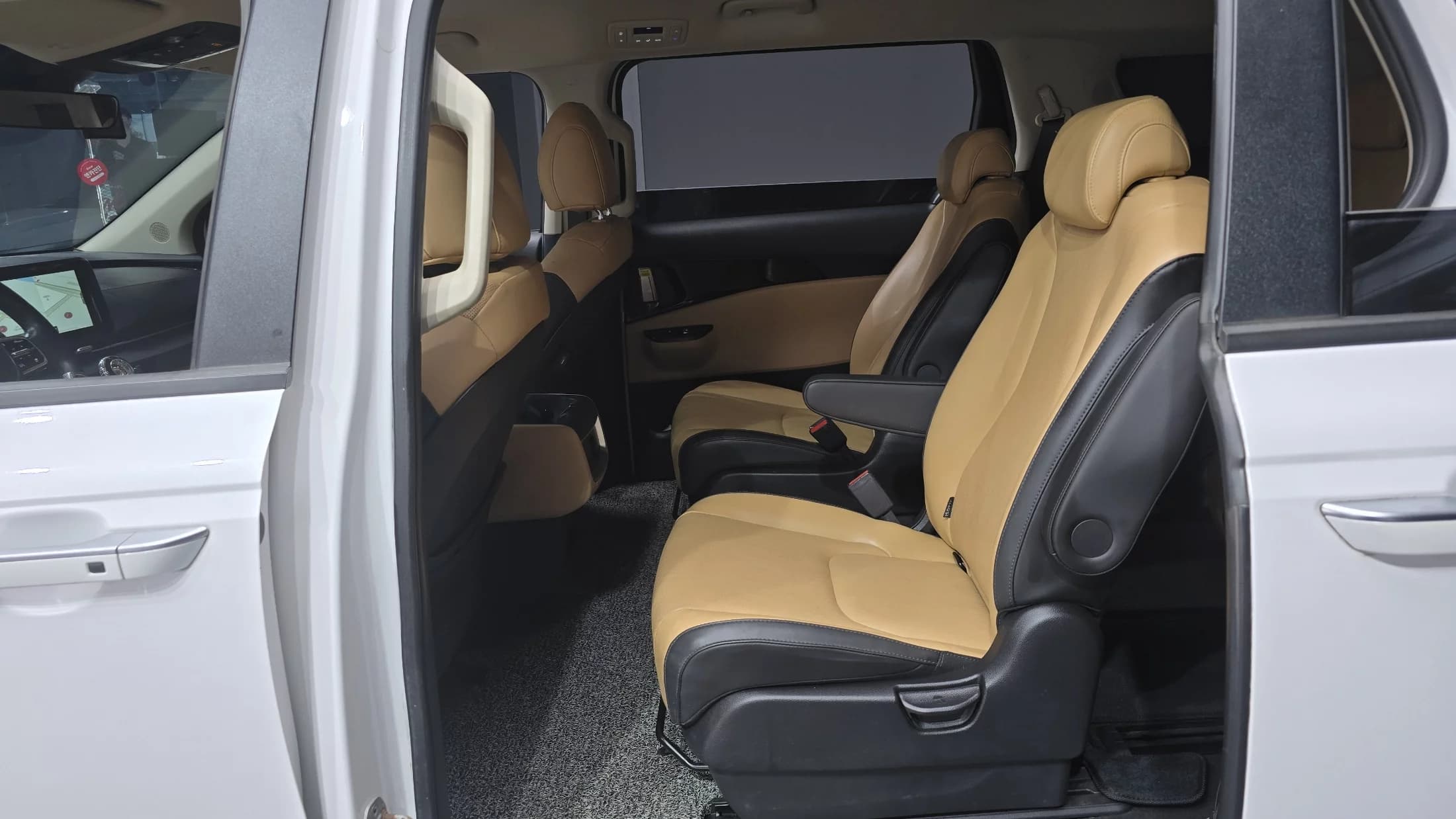 Kia Carnival 9-Seater Prestige, 2021 г. 104152 км. — фото 13