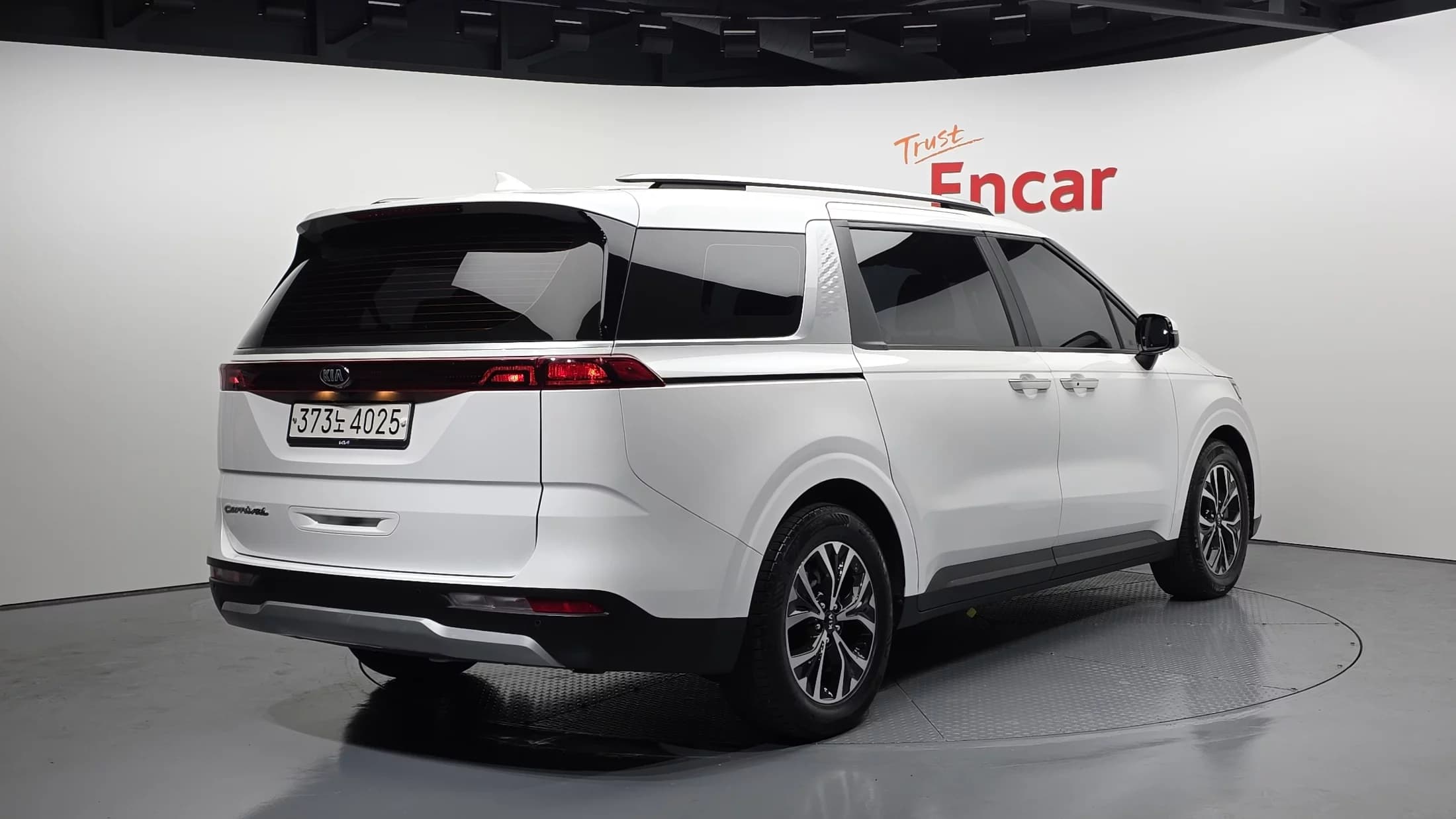 Kia Carnival 9-Seater Prestige, 2021 г. 81336 км. — фото 2