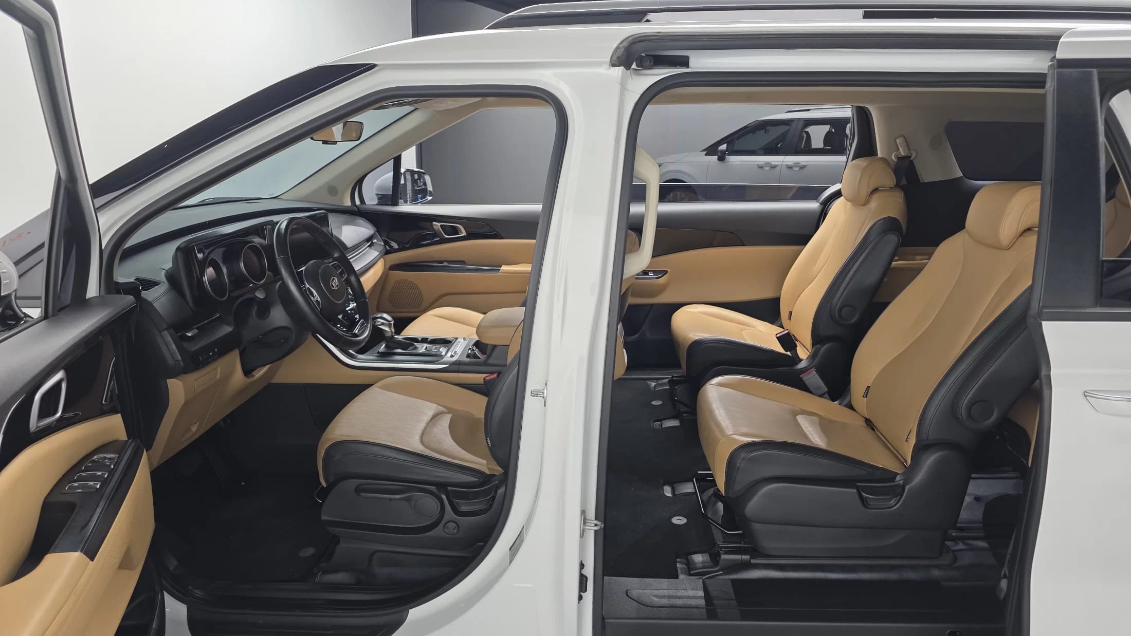 Kia Carnival 9-Seater Prestige, 2021 г. 81336 км. — фото 17