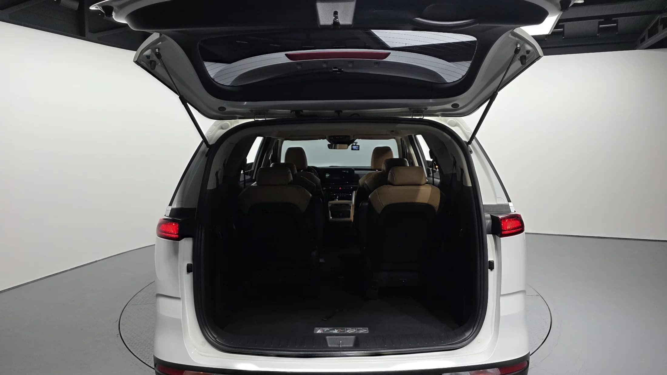 Kia Carnival 9-Seater Prestige, 2021 г. 81336 км. — фото 20