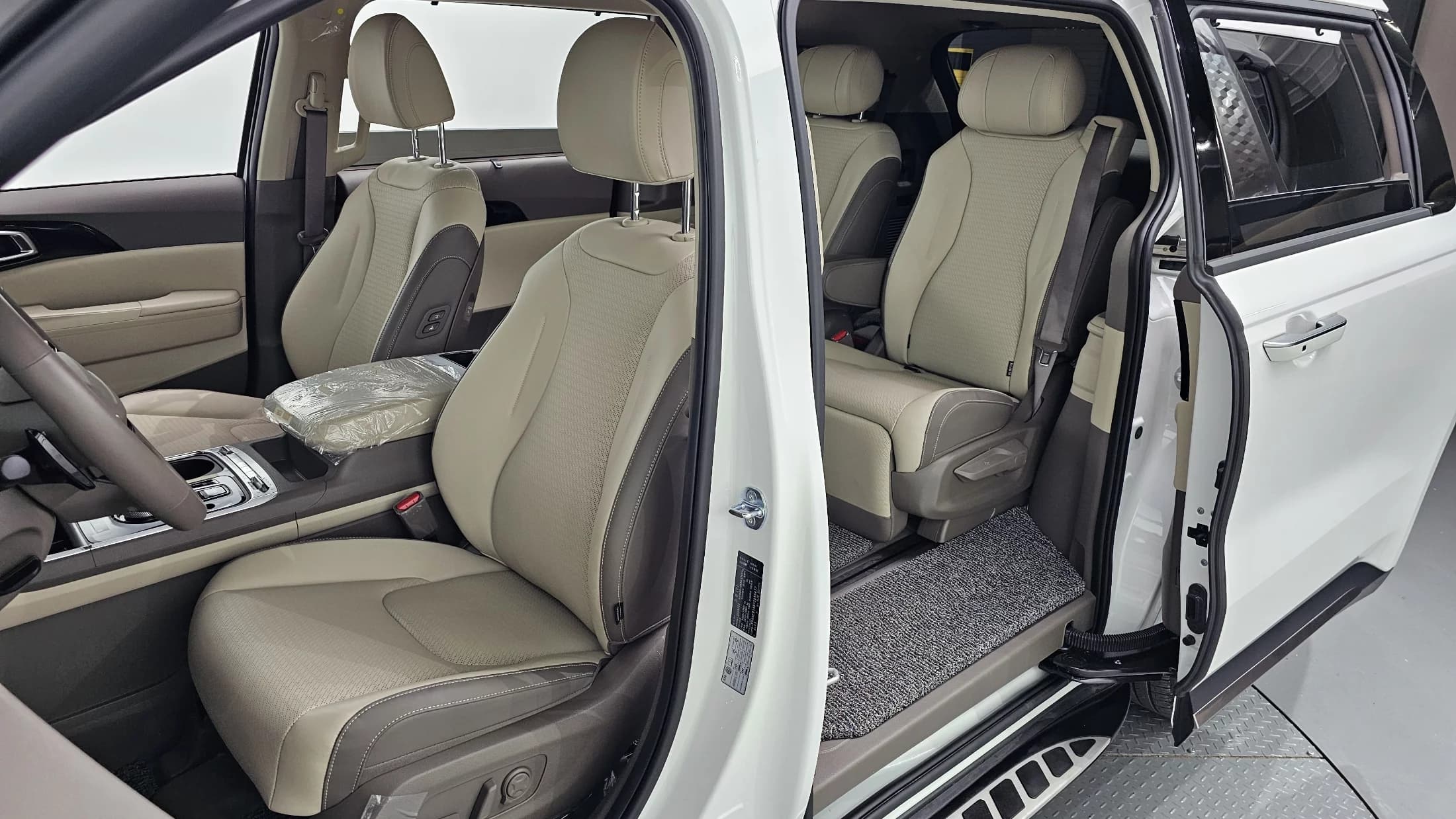 Kia Carnival HEV 7seater Signature, гибрид, 2024 г. 8329 км. — фото 12