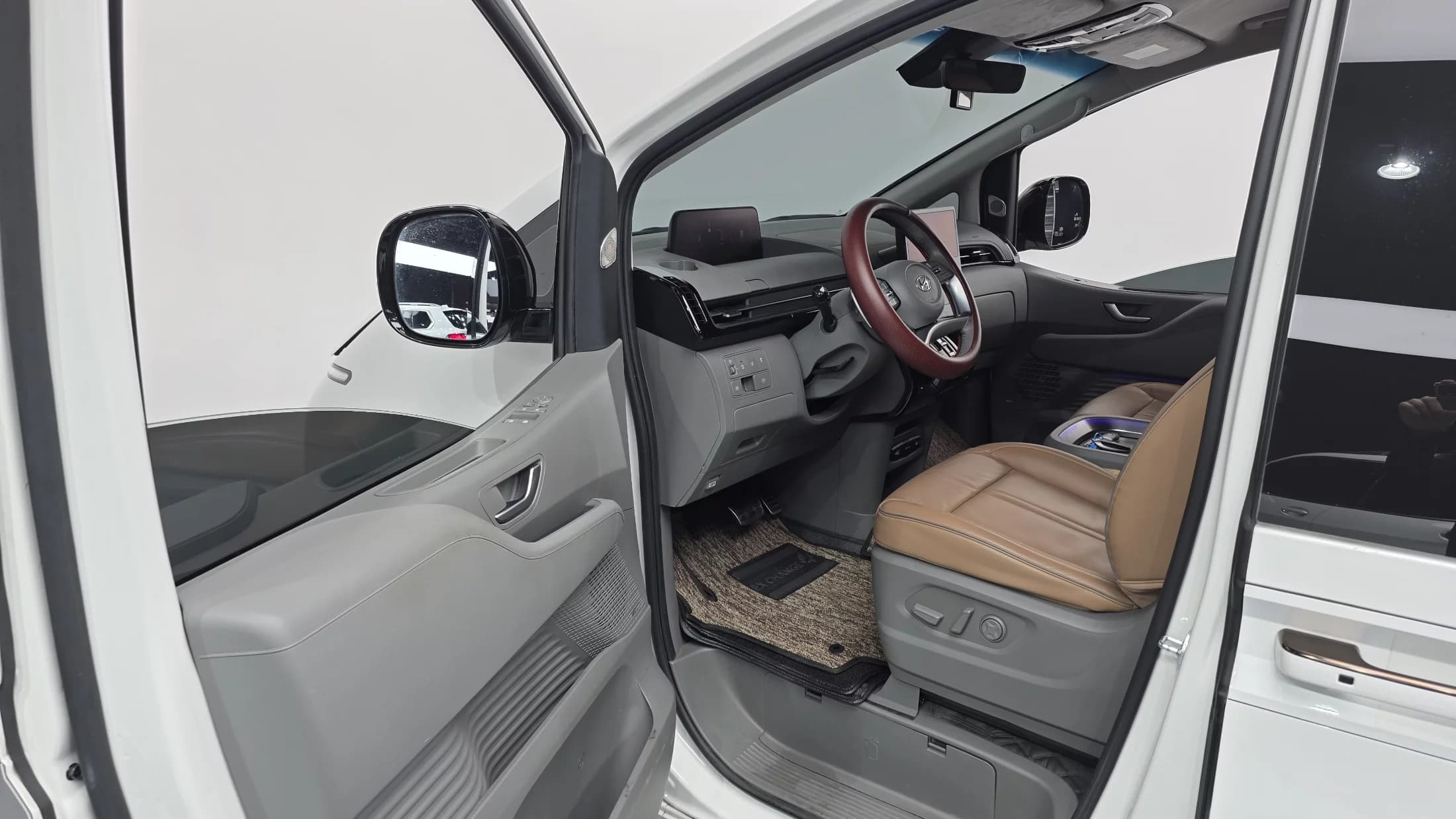 Hyundai Staria 4WD Lounge 9-Seater Inspiration, 2021 г. 48391 км. — фото 11