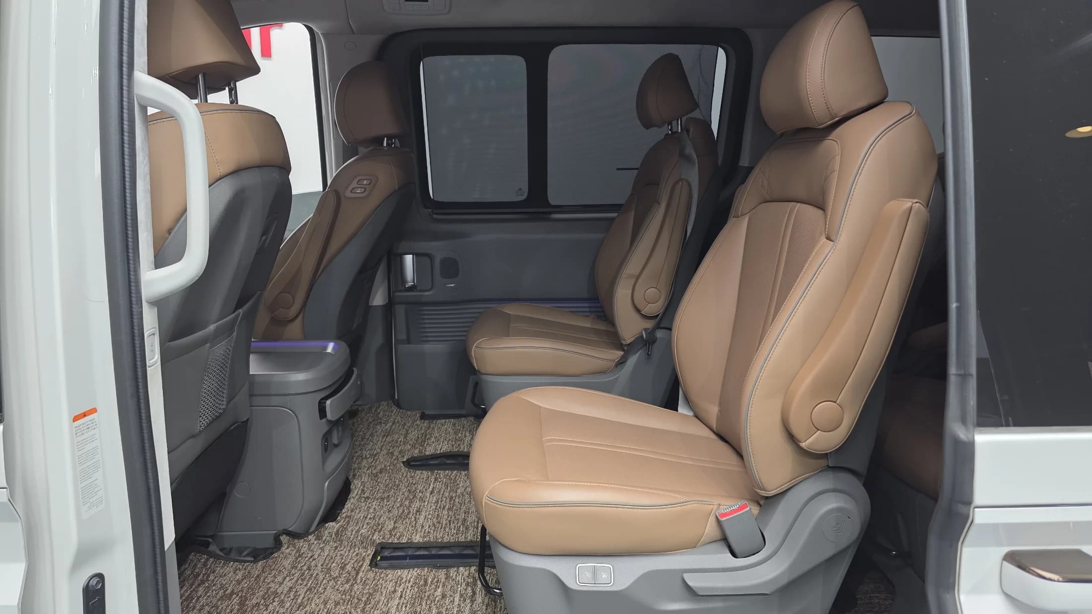 Hyundai Staria 4WD Lounge 9-Seater Inspiration, 2021 г. 48391 км. — фото 12