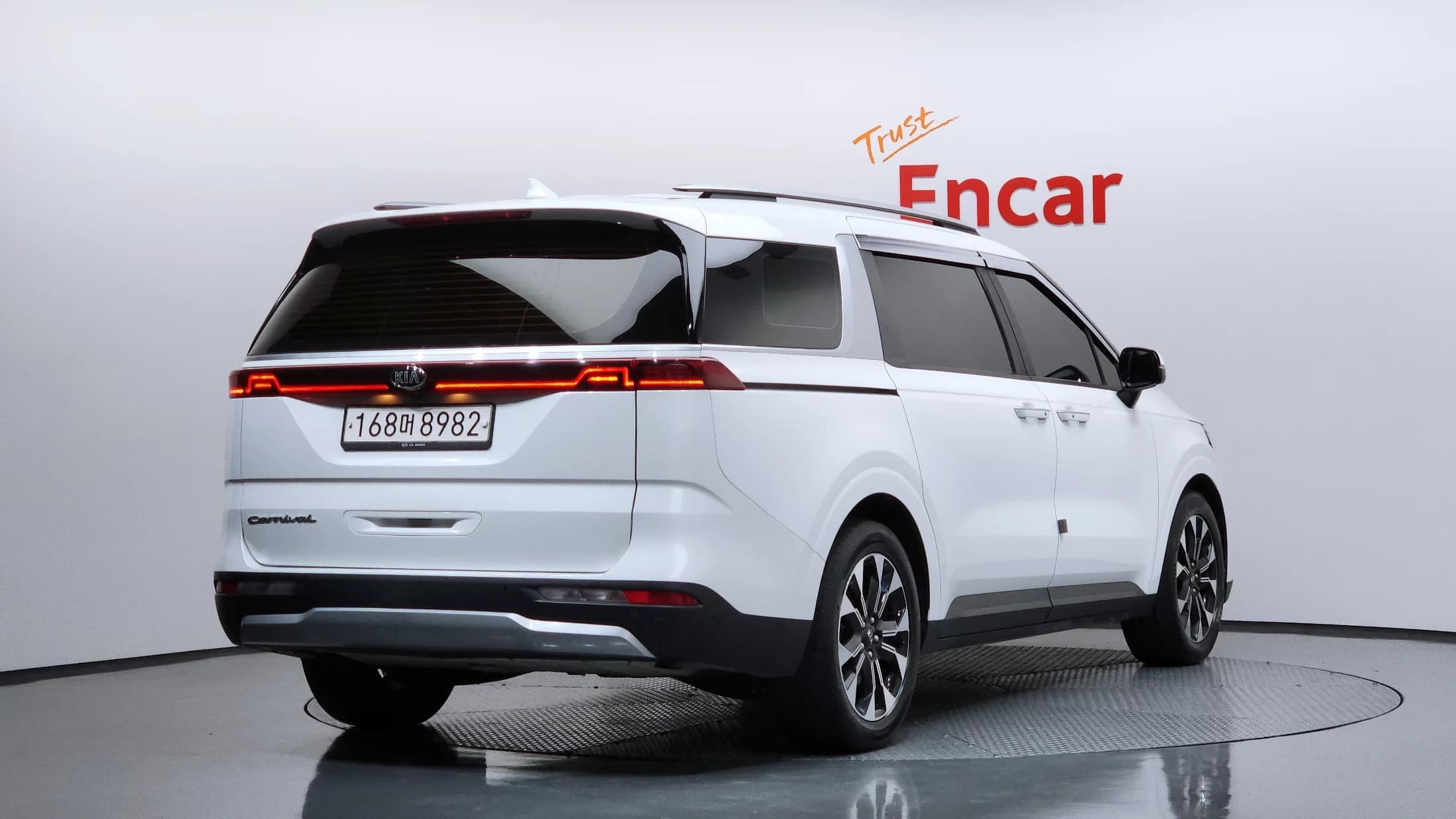 Kia Carnival 9-Seater Prestige, 2021 г. 98560 км. — фото 2
