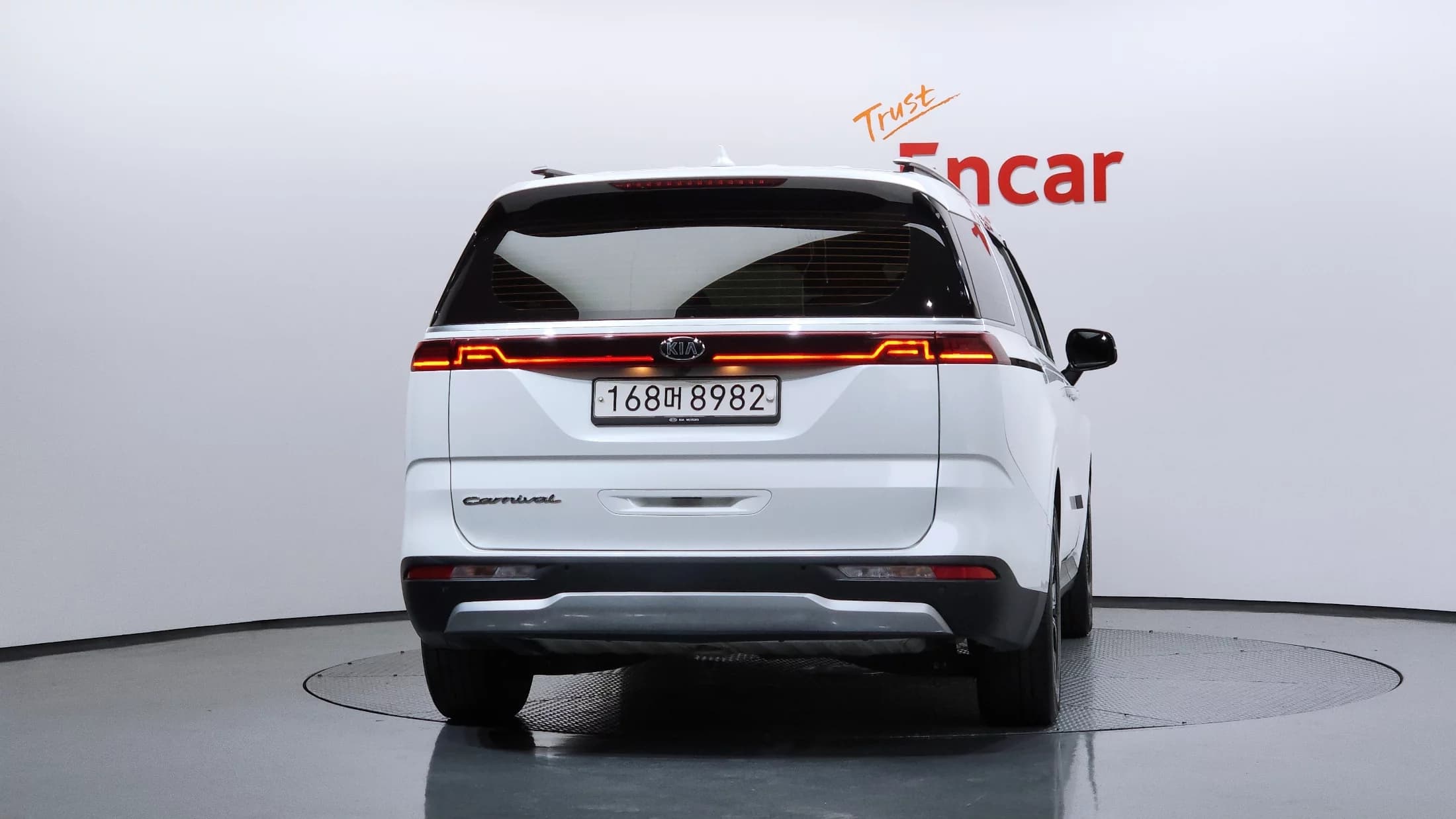 Kia Carnival 9-Seater Prestige, 2021 г. 98560 км. — фото 4