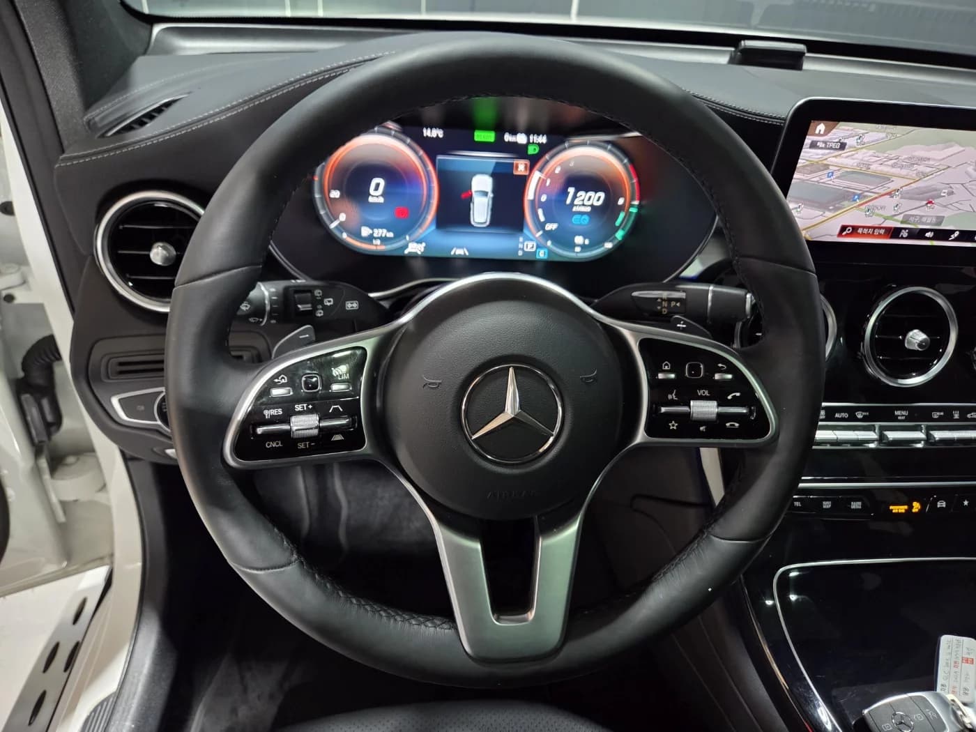 Mercedes-Benz GLC-Class GLC300e 4MATIC, гибрид, 2021 г. 30449 км. — фото 16