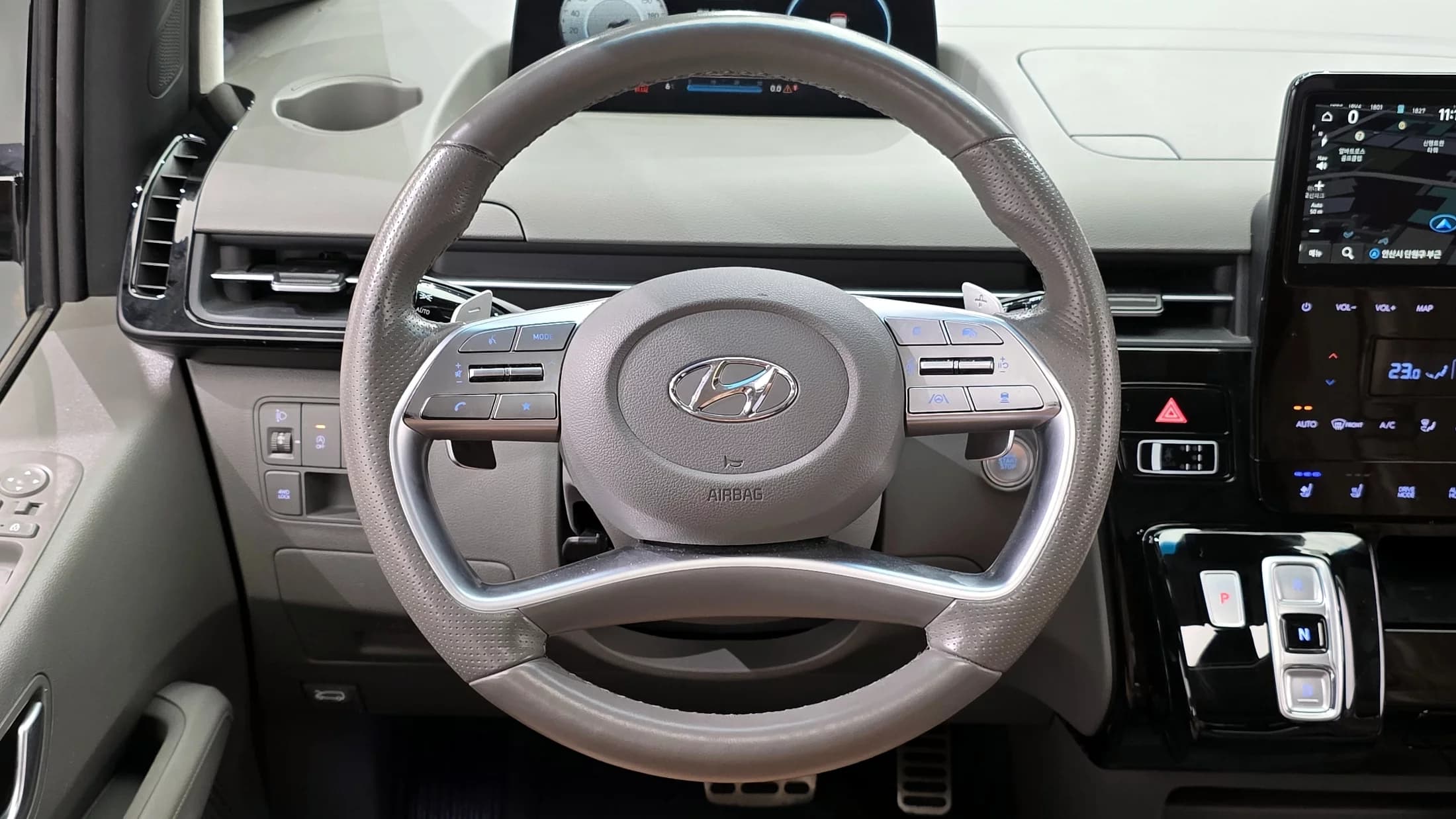 Hyundai Staria 4WD Lounge 7-Seater Inspiration, 2023 г. 44100 км. — фото 13