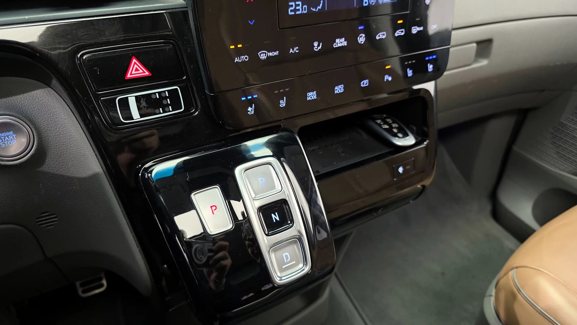 Hyundai Staria 4WD Lounge 7-Seater Inspiration, 2023 г. 44100 км. — фото 9