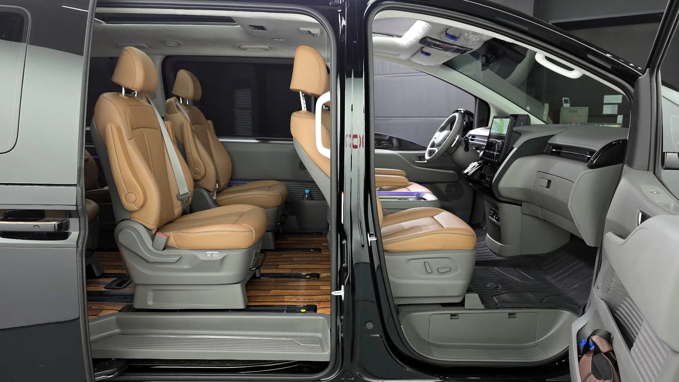 Hyundai Staria 4WD Lounge 9-Seater Inspiration, 2025 г. 4983 км. — фото 20