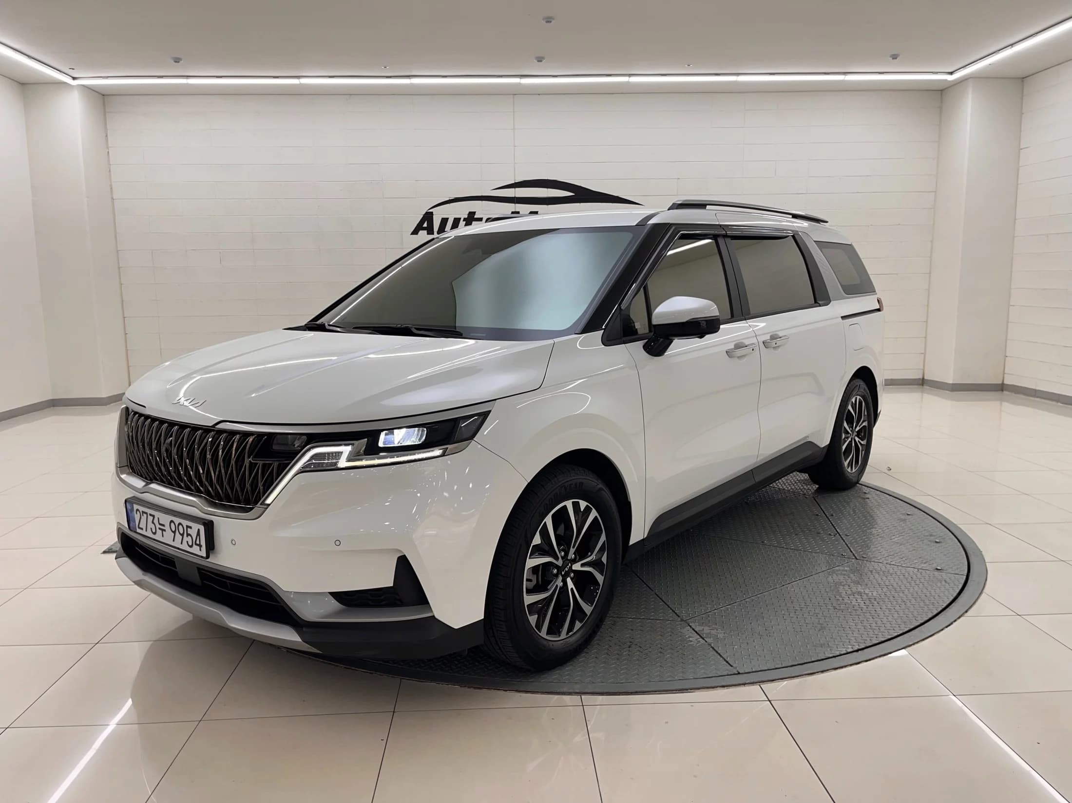 Kia Carnival 9-Seater Prestige, 2021 г. 80117 км. — фото 2