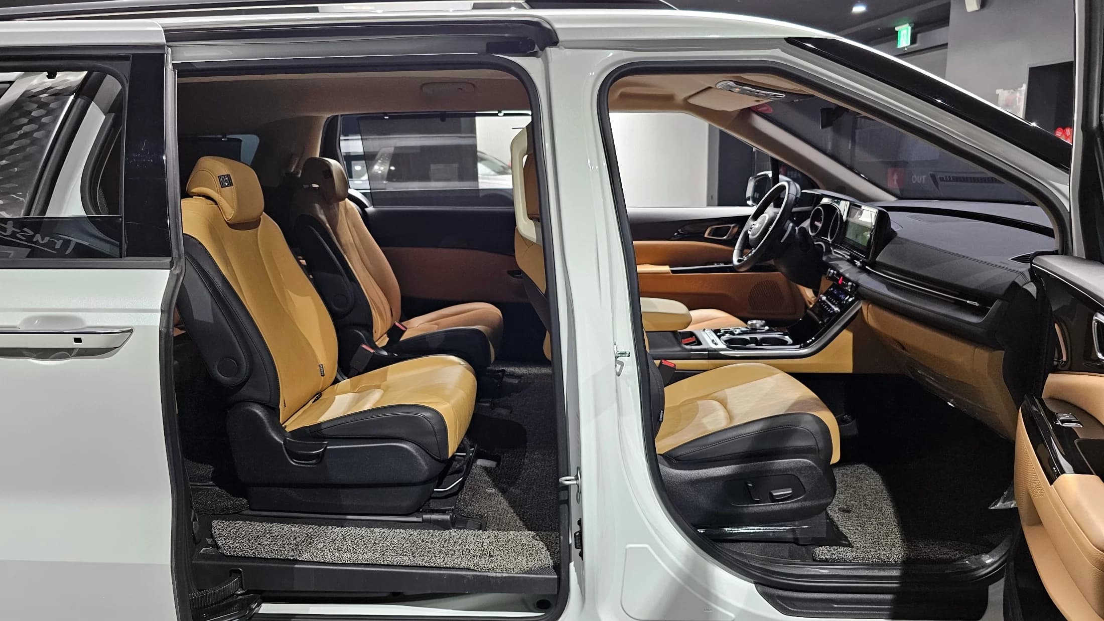 Kia Carnival Gasoline 9-Seater Noblesse, 2023 г. 33479 км. — фото 10