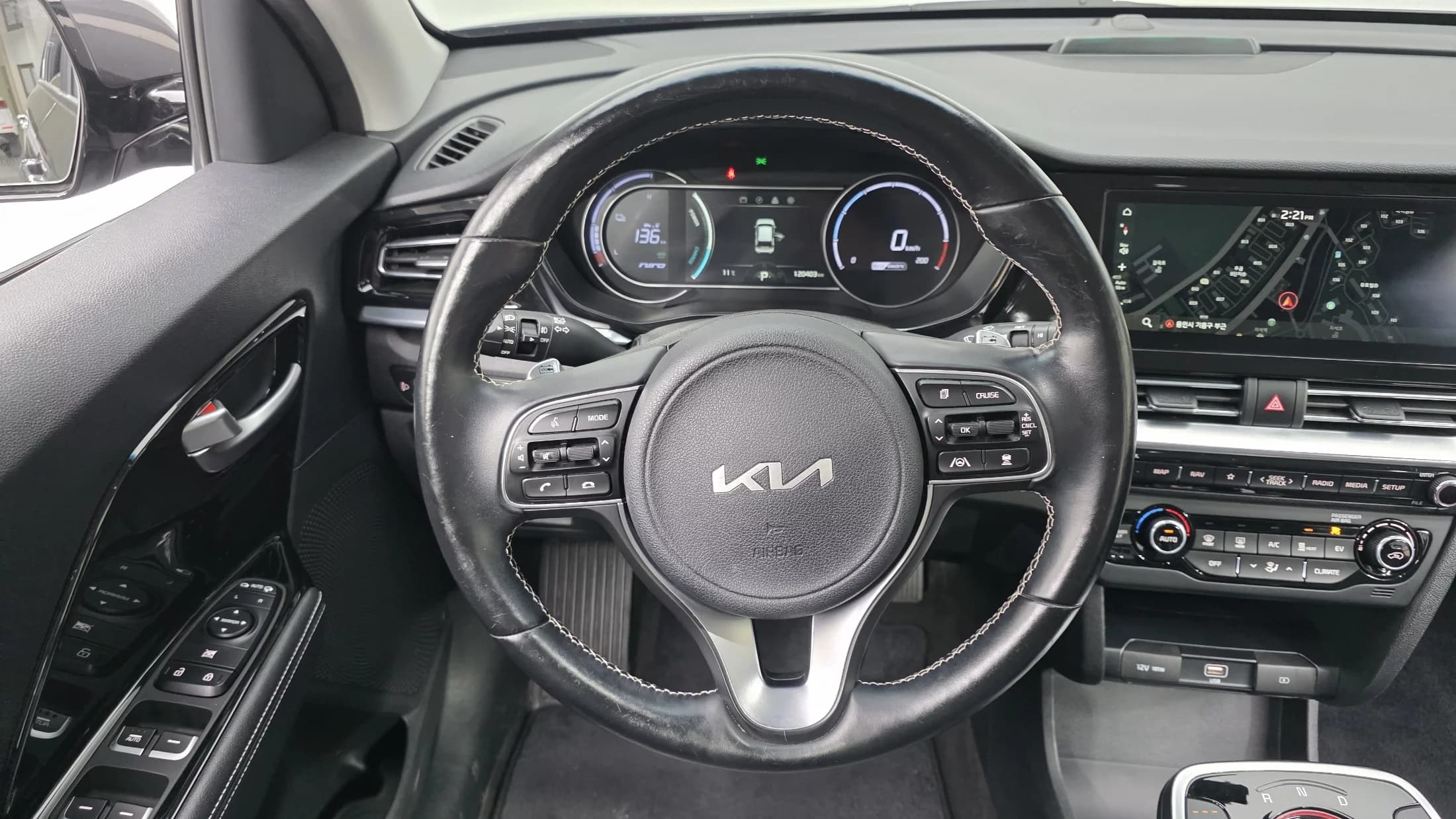 Kia Niro Prestige, электромобиль, 2021 г. 120438 км. — фото 13
