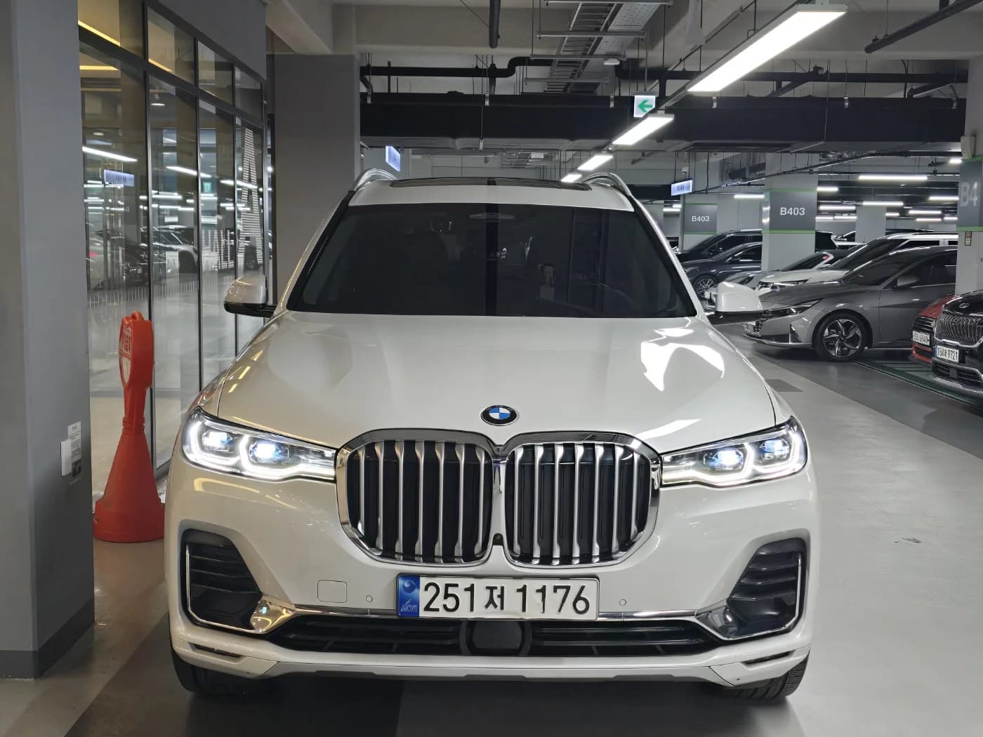 BMW X7 xDrive 40i Design Pure Excellence 6-Seater, 2022 г. 77157 км.