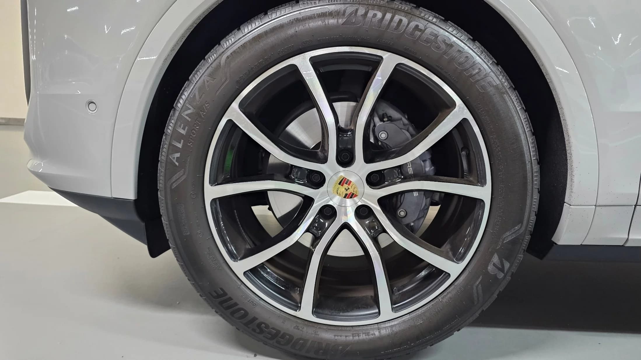 Porsche CAYENNE 3.0, 2023 г. 8970 км. — фото 16
