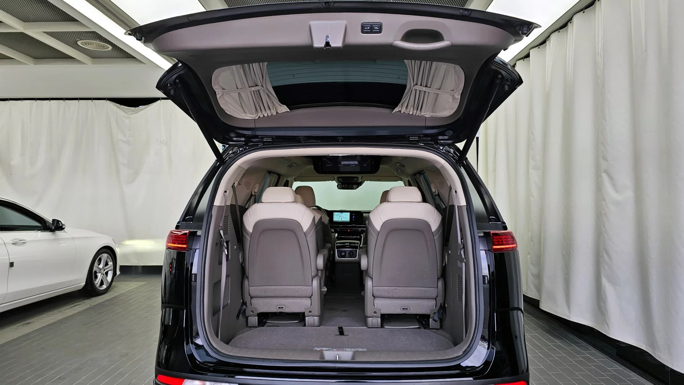 Kia Carnival Gasoline 9-Seater Hi-Limousine Signature, 2022 г. 37849 км. — фото 20