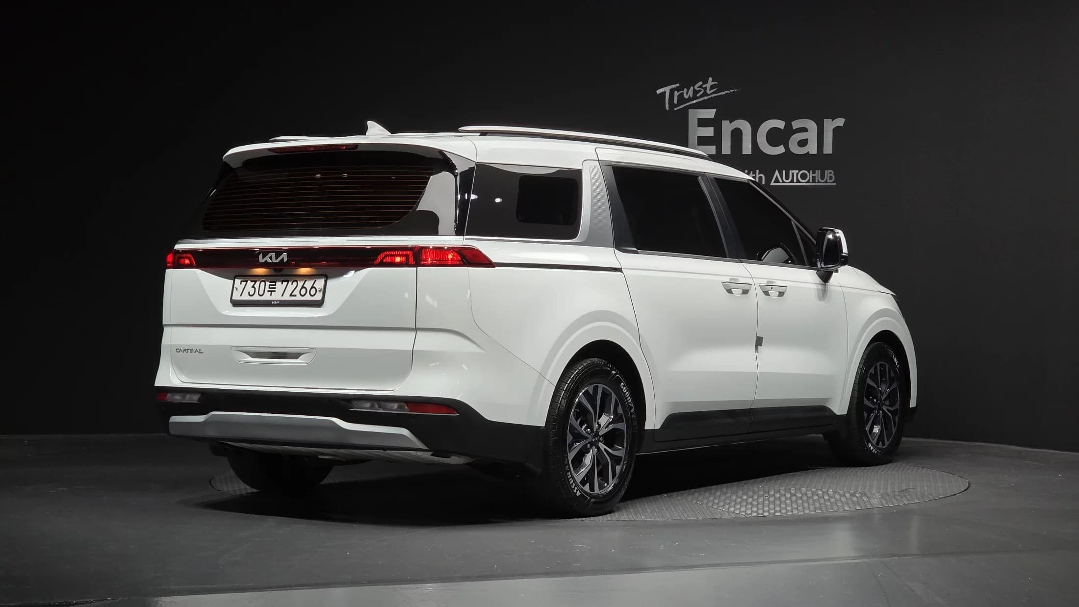 Kia Carnival 11-Seater Prestige, 2023 г. 32485 км. — фото 2