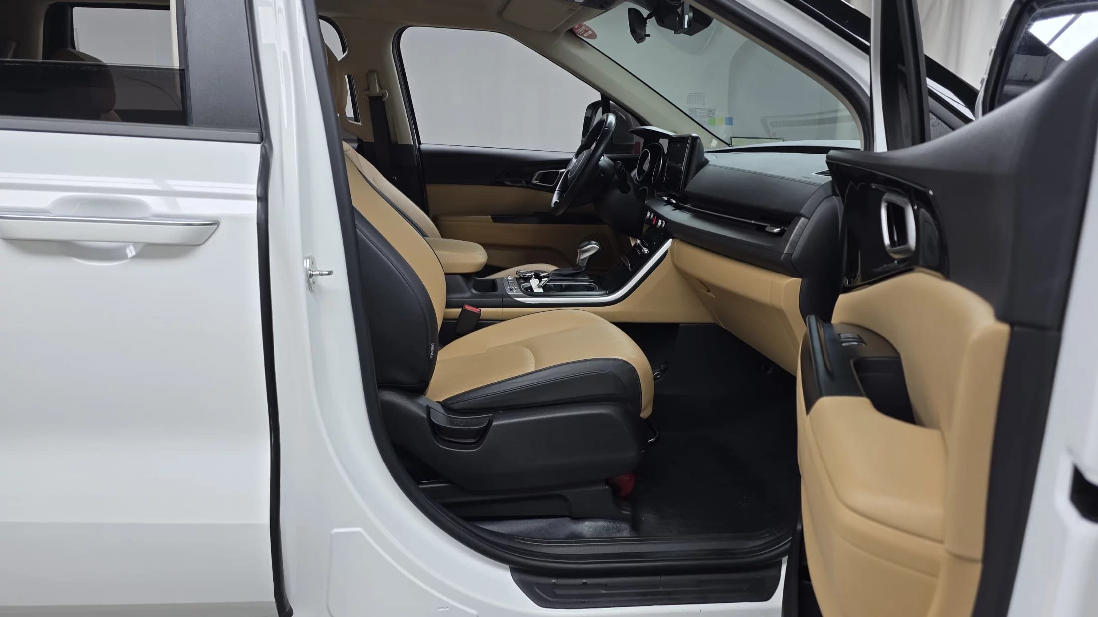 Kia Carnival 11-Seater Prestige, 2023 г. 32485 км. — фото 11