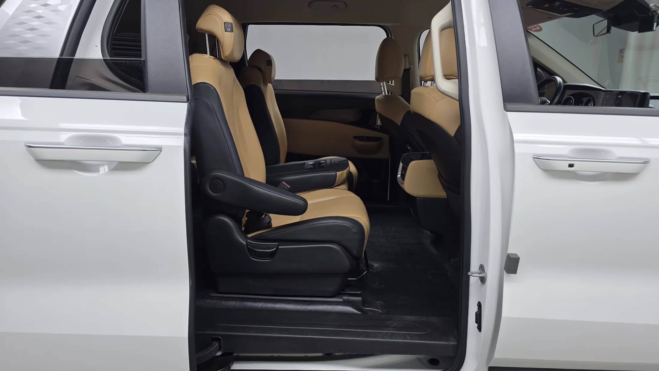 Kia Carnival 11-Seater Prestige, 2023 г. 32485 км. — фото 12