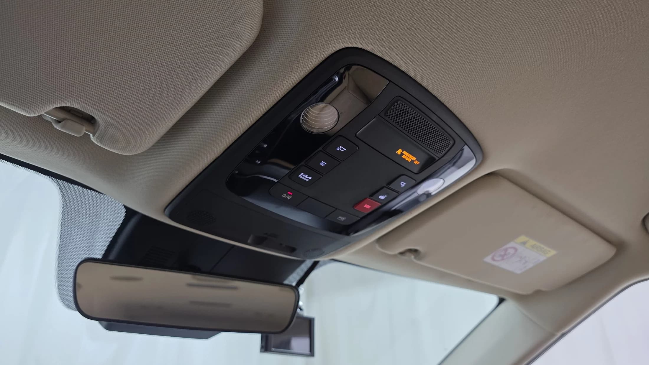 Kia Carnival 11-Seater Prestige, 2023 г. 32485 км. — фото 17