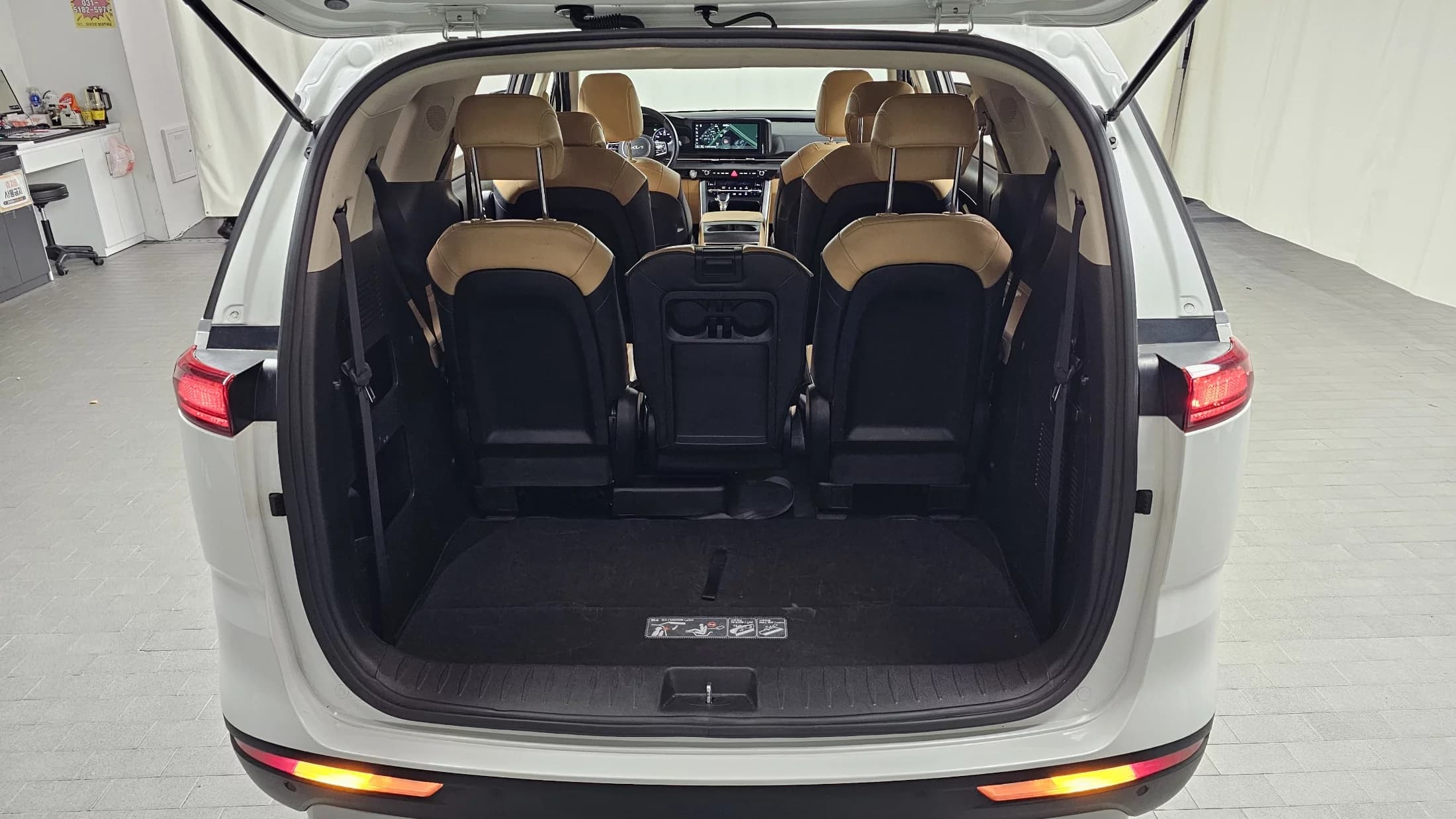 Kia Carnival 11-Seater Prestige, 2023 г. 32485 км. — фото 20