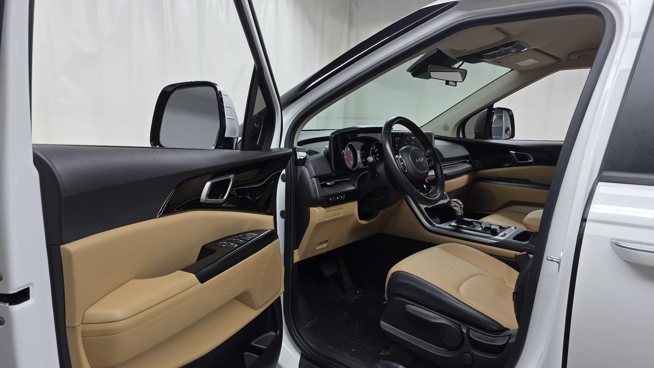 Kia Carnival 11-Seater Prestige, 2023 г. 32485 км. — фото 10