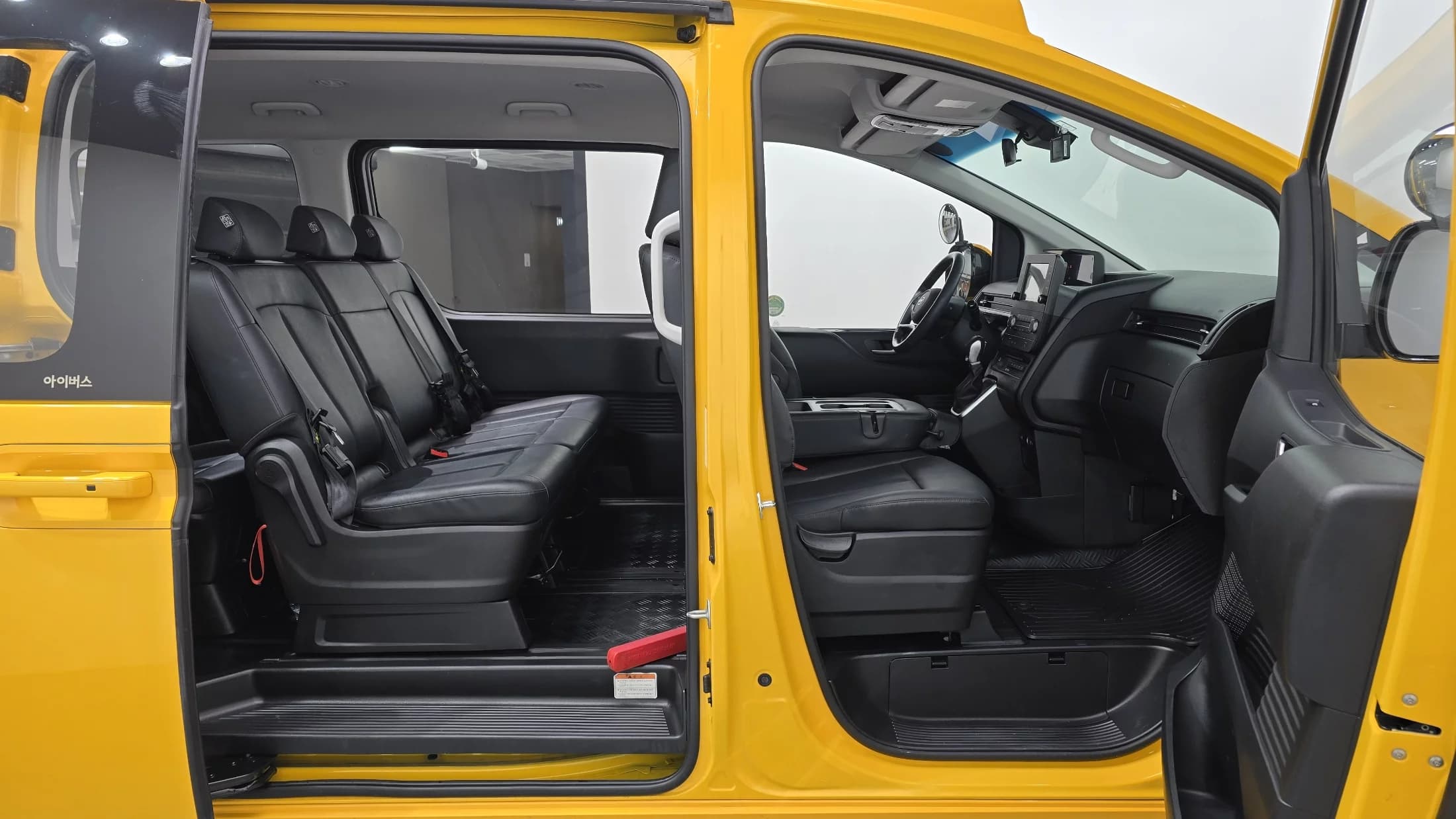 Hyundai Staria L3.5 어린이보호차 11-Seater, 2023 г. 10114 км. — фото 11