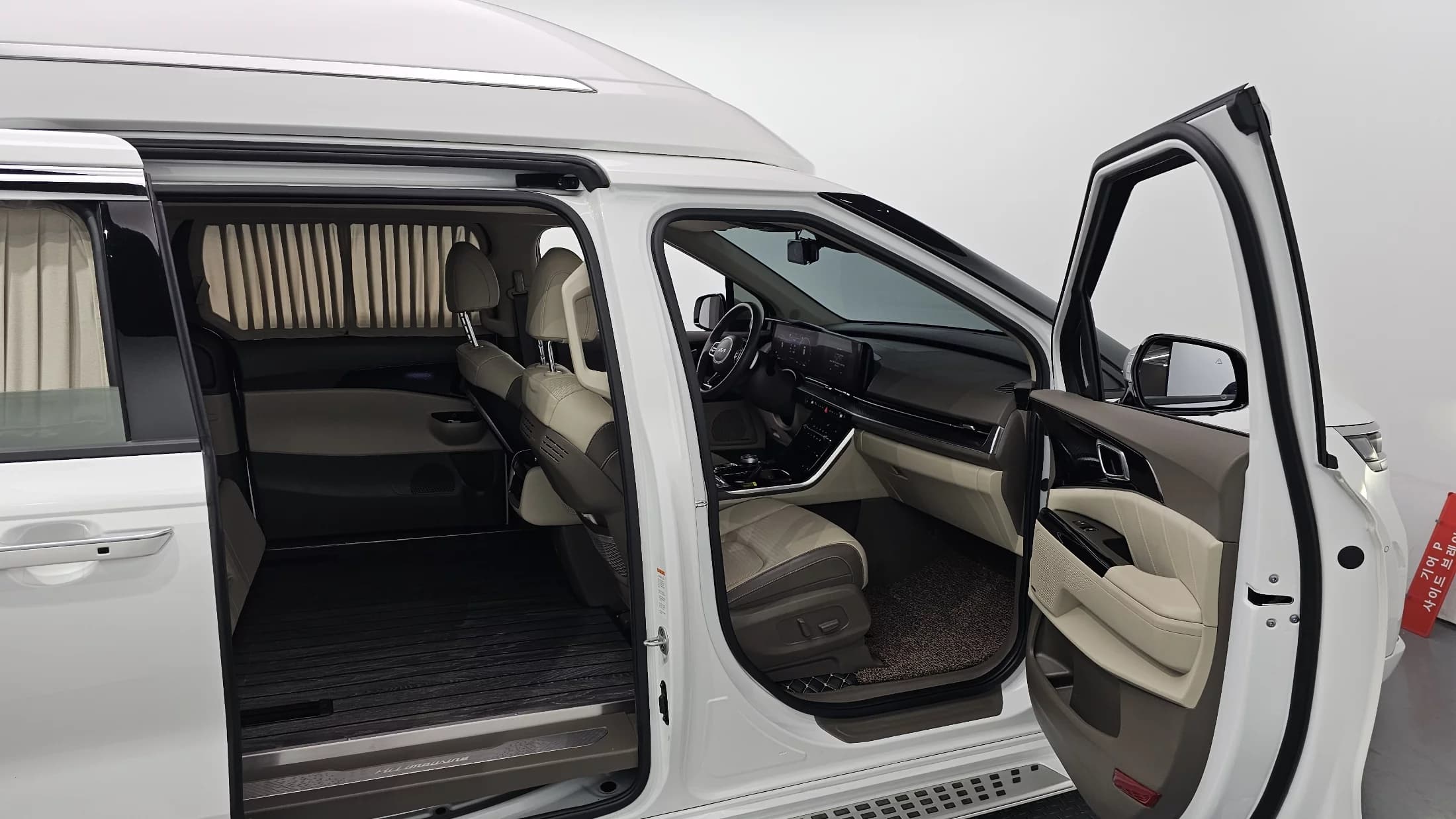 Kia Carnival 9-Seater Hi-Limousine Signature, 2023 г. 18553 км. — фото 11