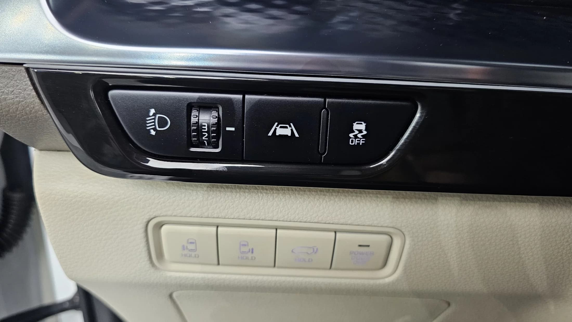 Kia Carnival 9-Seater Hi-Limousine Signature, 2023 г. 18553 км. — фото 12