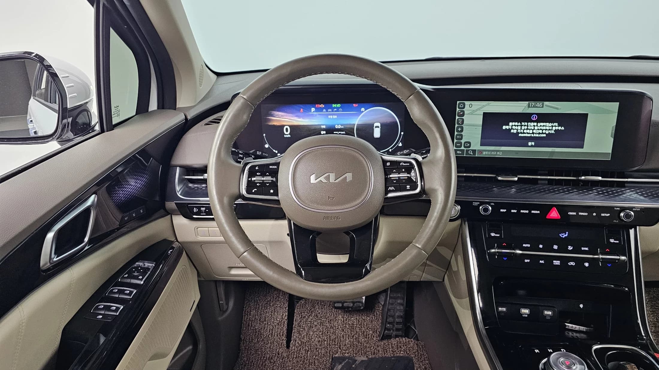 Kia Carnival 9-Seater Hi-Limousine Signature, 2023 г. 18553 км. — фото 13