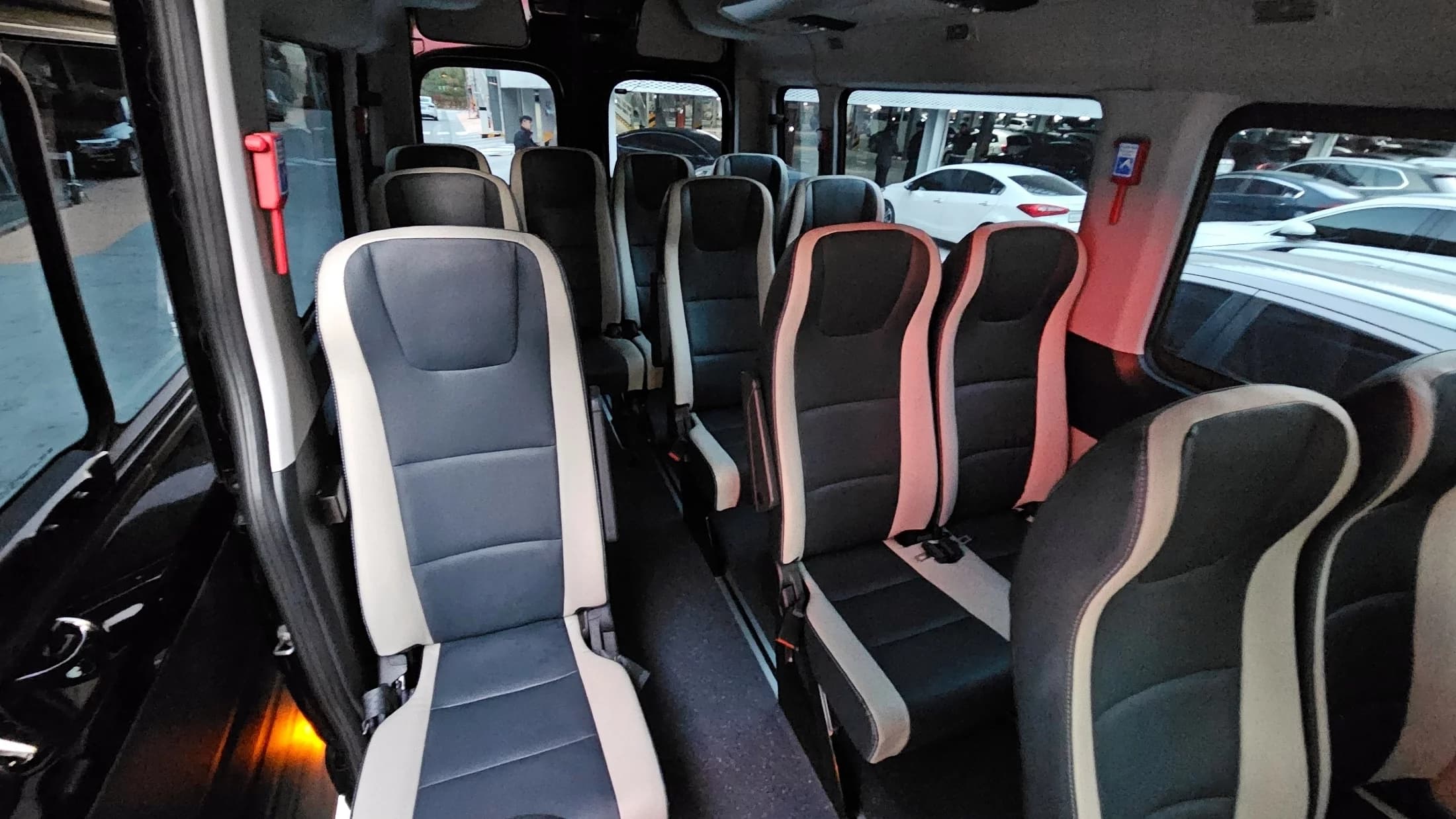 Hyundai H1 15-seater Luxury, 2024 г. 41649 км. — фото 19