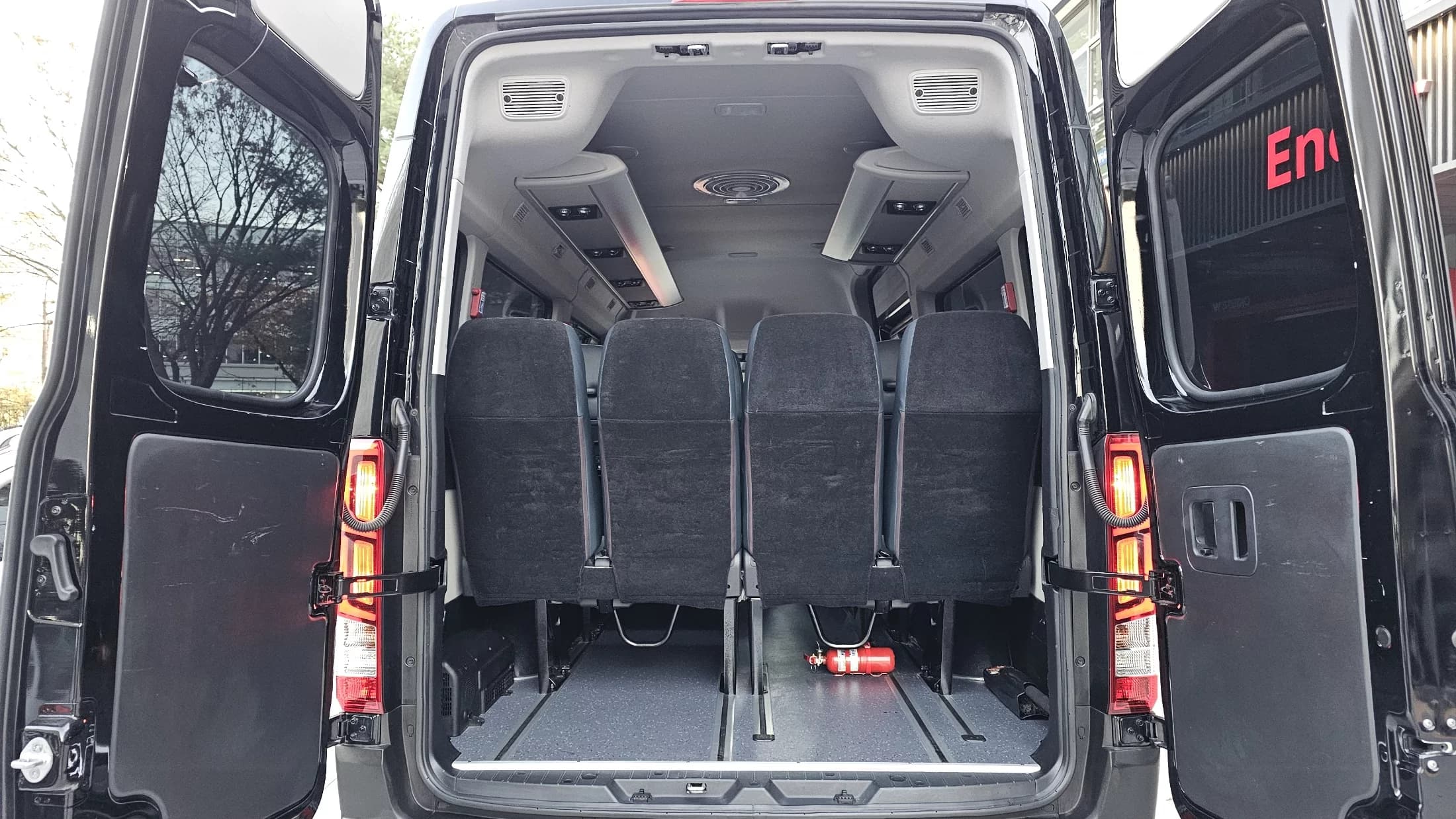 Hyundai H1 15-seater Luxury, 2024 г. 41649 км. — фото 20