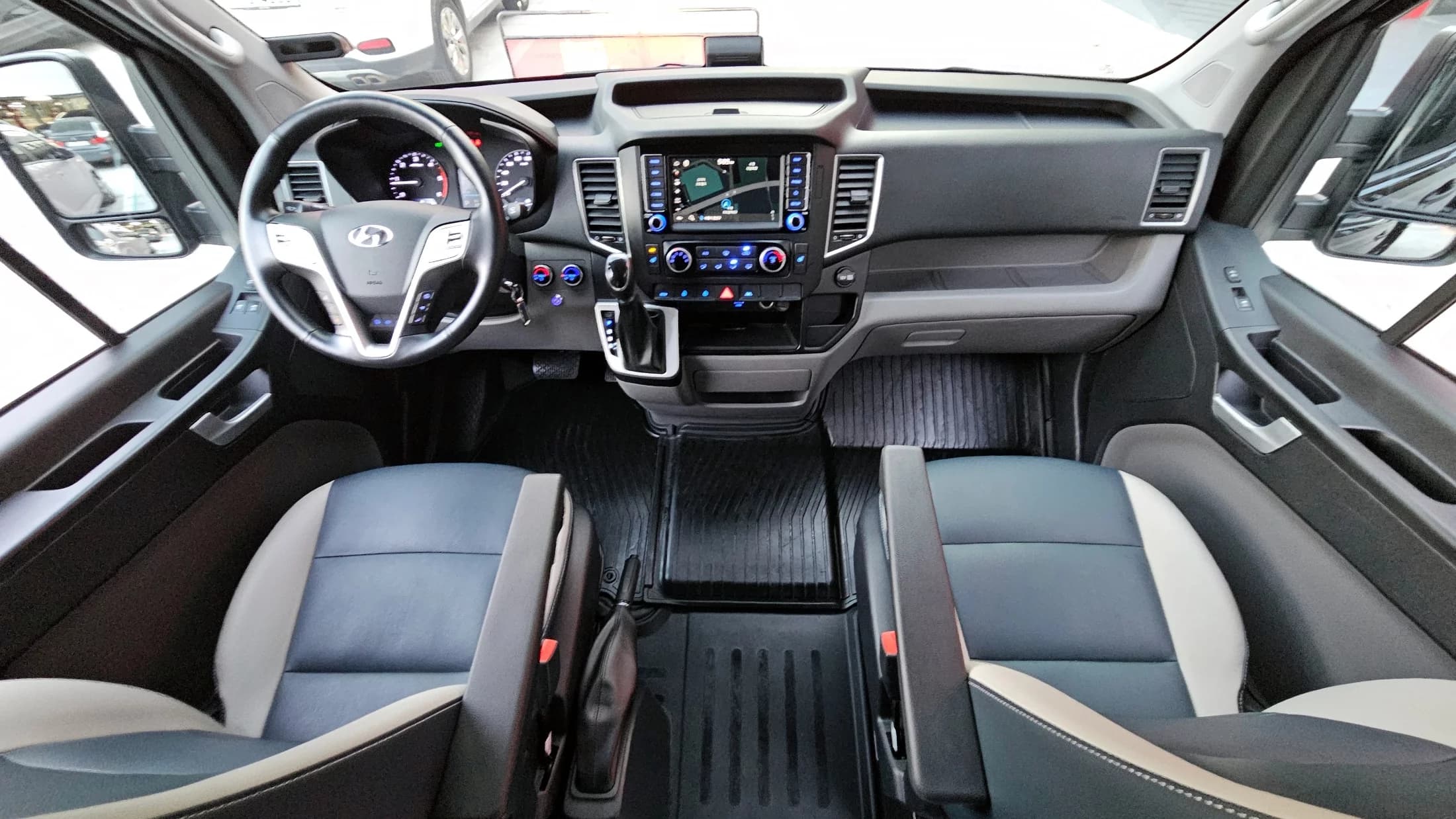 Hyundai H1 15-seater Luxury, 2024 г. 41649 км. — фото 7