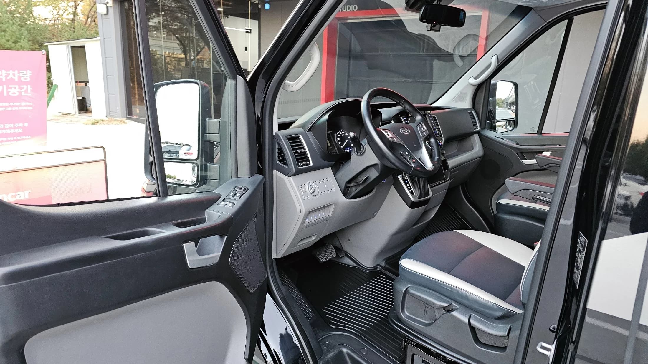 Hyundai H1 15-seater Luxury, 2024 г. 41649 км. — фото 10