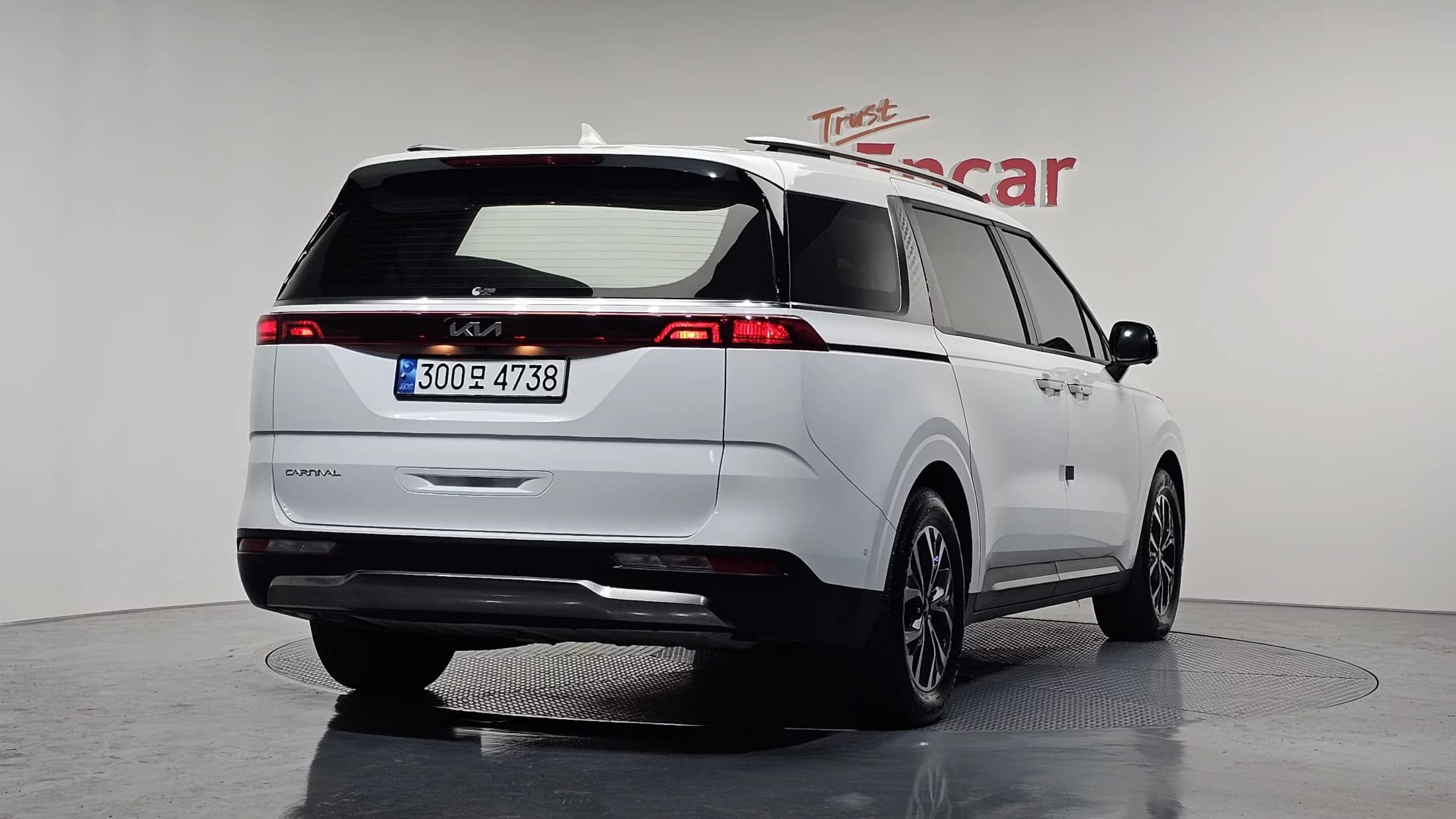 Kia Carnival 9-Seater Signature, 2023 г. 55171 км. — фото 2