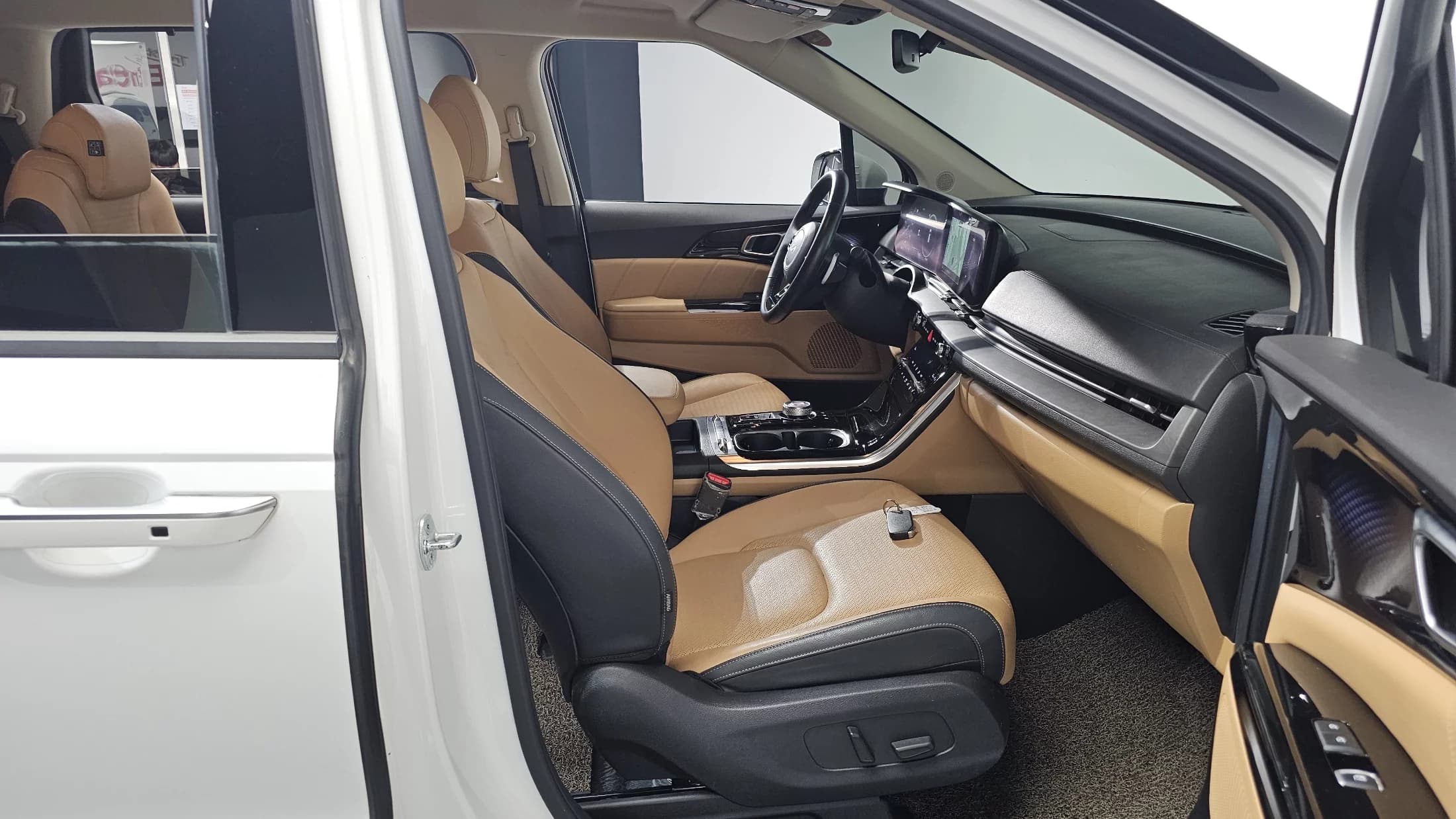 Kia Carnival 9-Seater Signature, 2023 г. 55171 км. — фото 11