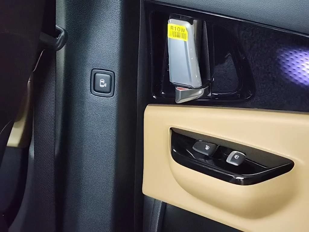 Kia Carnival Gasoline 9-Seater Signature, 2023 г. 140637 км. — фото 14