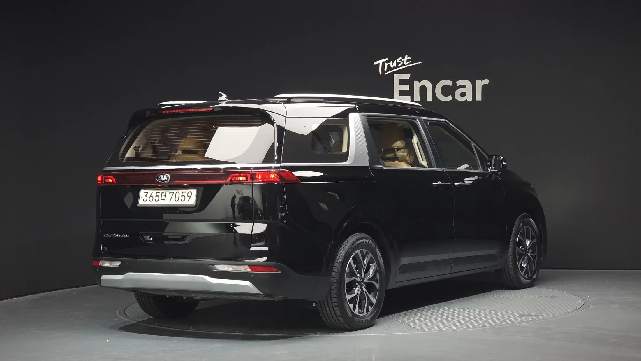 Kia Carnival 9-Seater Prestige, 2021 г. 85372 км. — фото 2