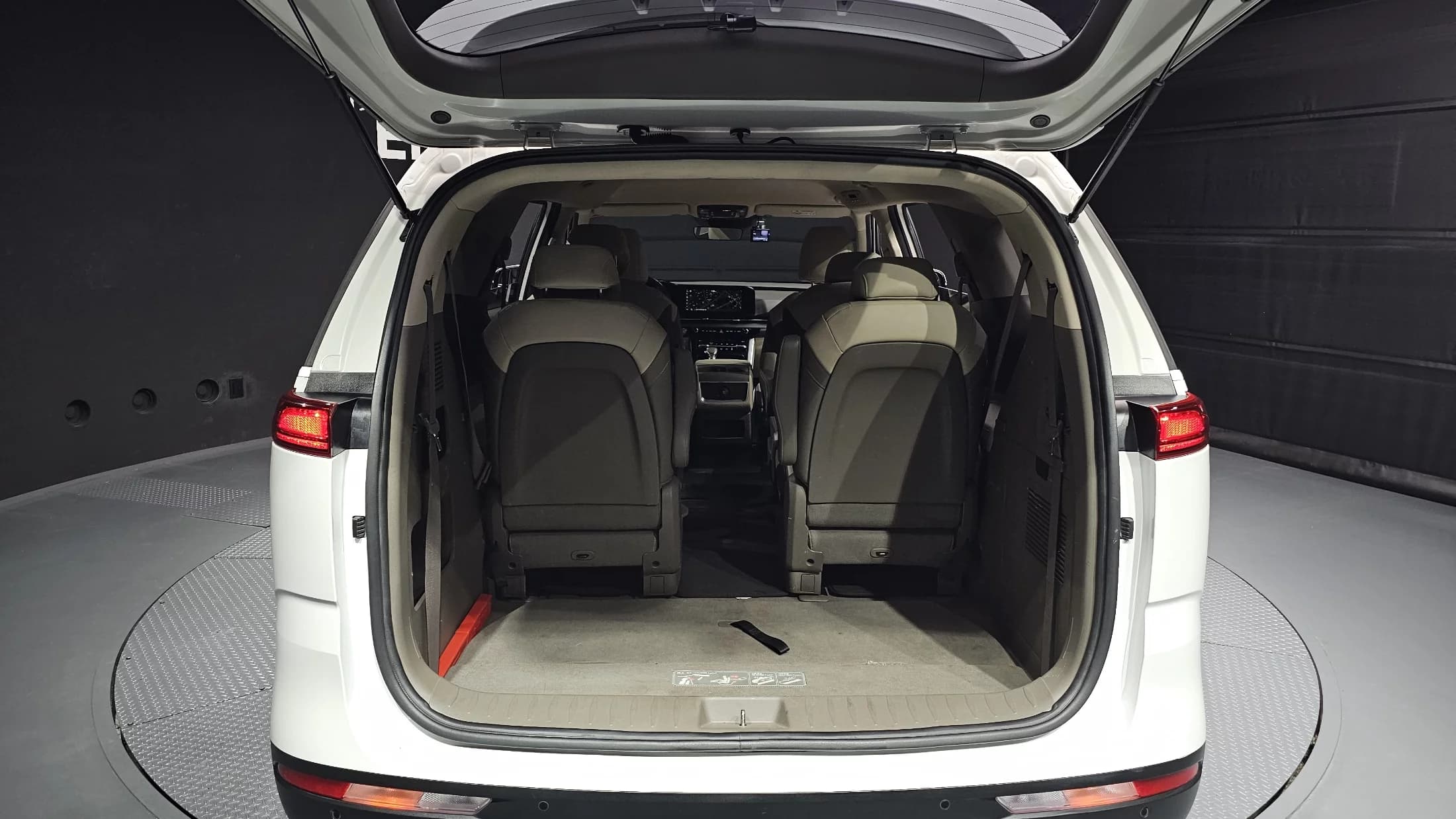 Kia Carnival 9-Seater Prestige, 2021 г. 97053 км. — фото 20