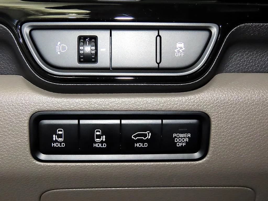 Kia Carnival 9-Seater Signature, 2024 г. 19120 км. — фото 14