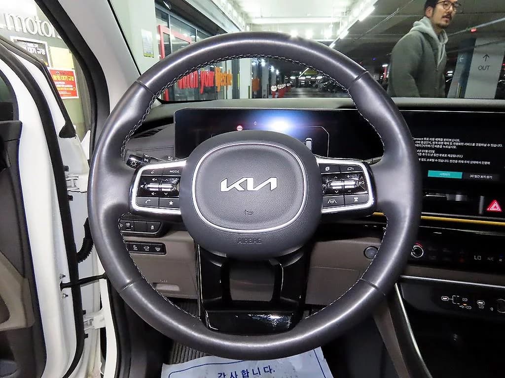 Kia Carnival 9-Seater Signature, 2024 г. 19120 км. — фото 8