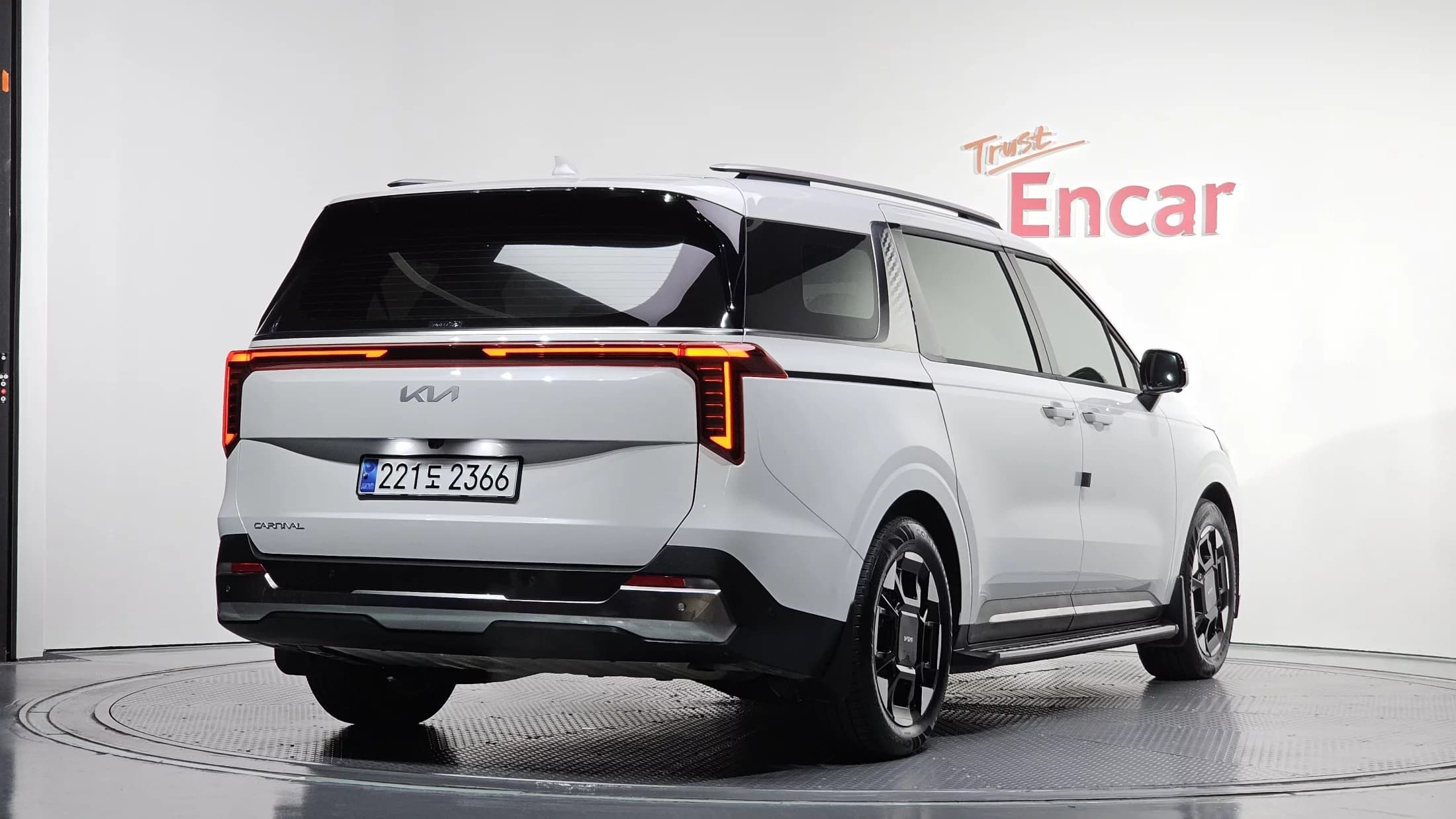 Kia Carnival Gasoline 9-Seater Signature, 2024 г. 10731 км. — фото 2