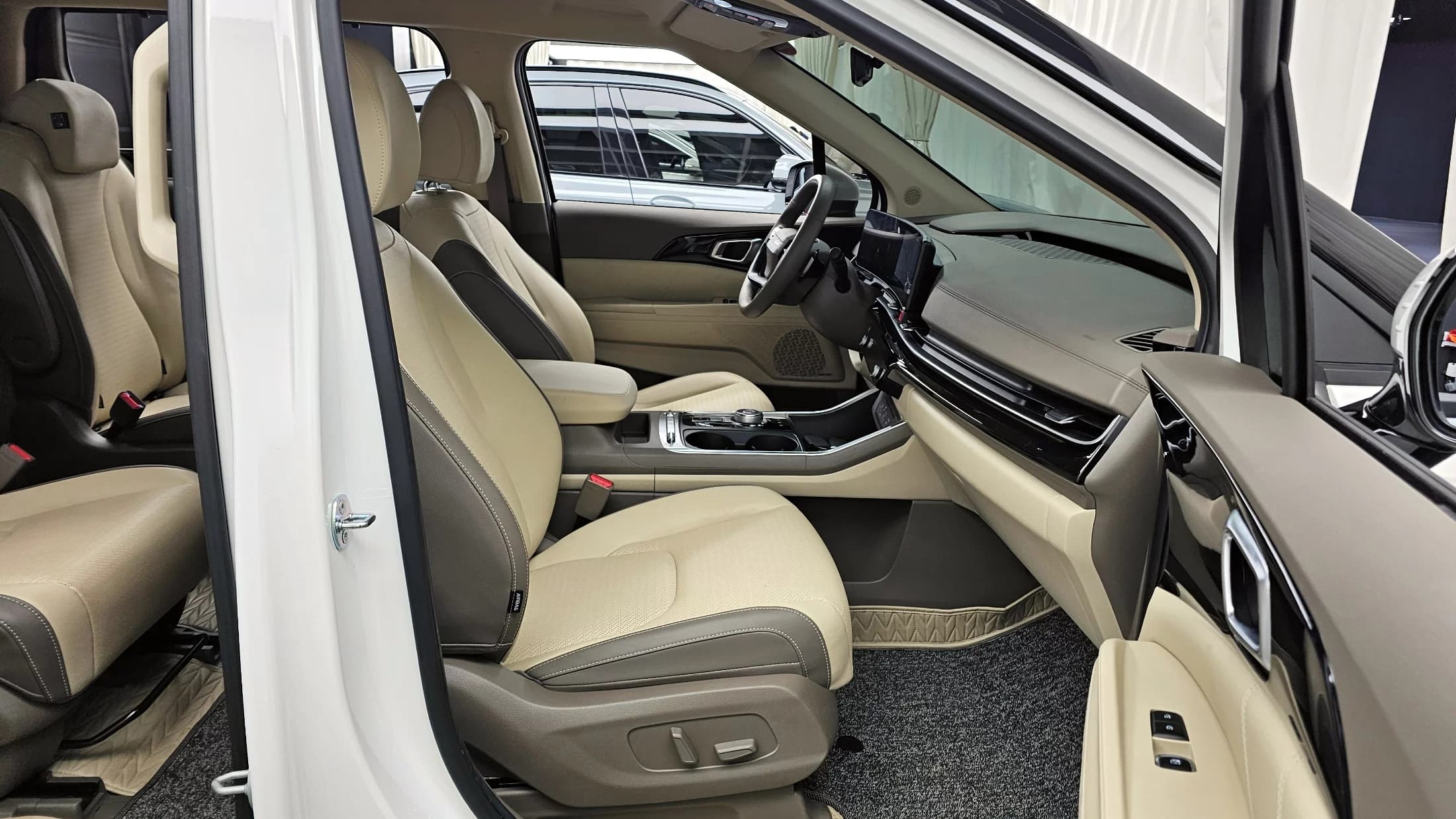 Kia Carnival Gasoline 9-Seater Signature, 2024 г. 10731 км. — фото 11