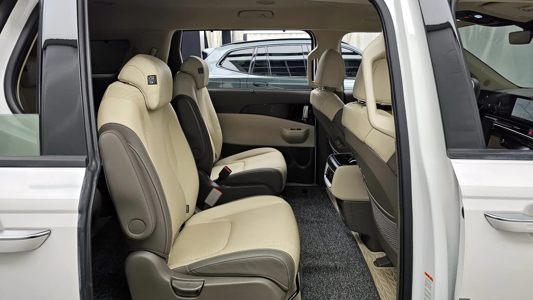 Kia Carnival Gasoline 9-Seater Signature, 2024 г. 10731 км. — фото 12
